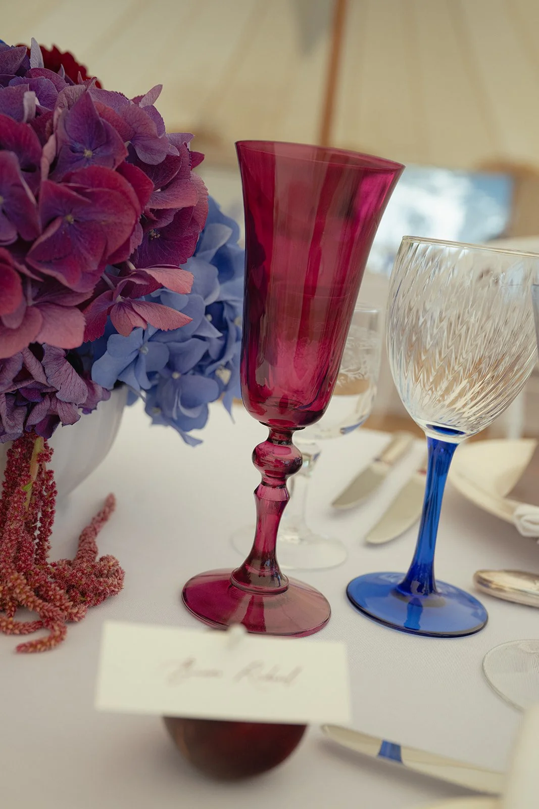 Wedding design bordeaux pays basque france flowers ceremony dinner vintage tableware purple blue