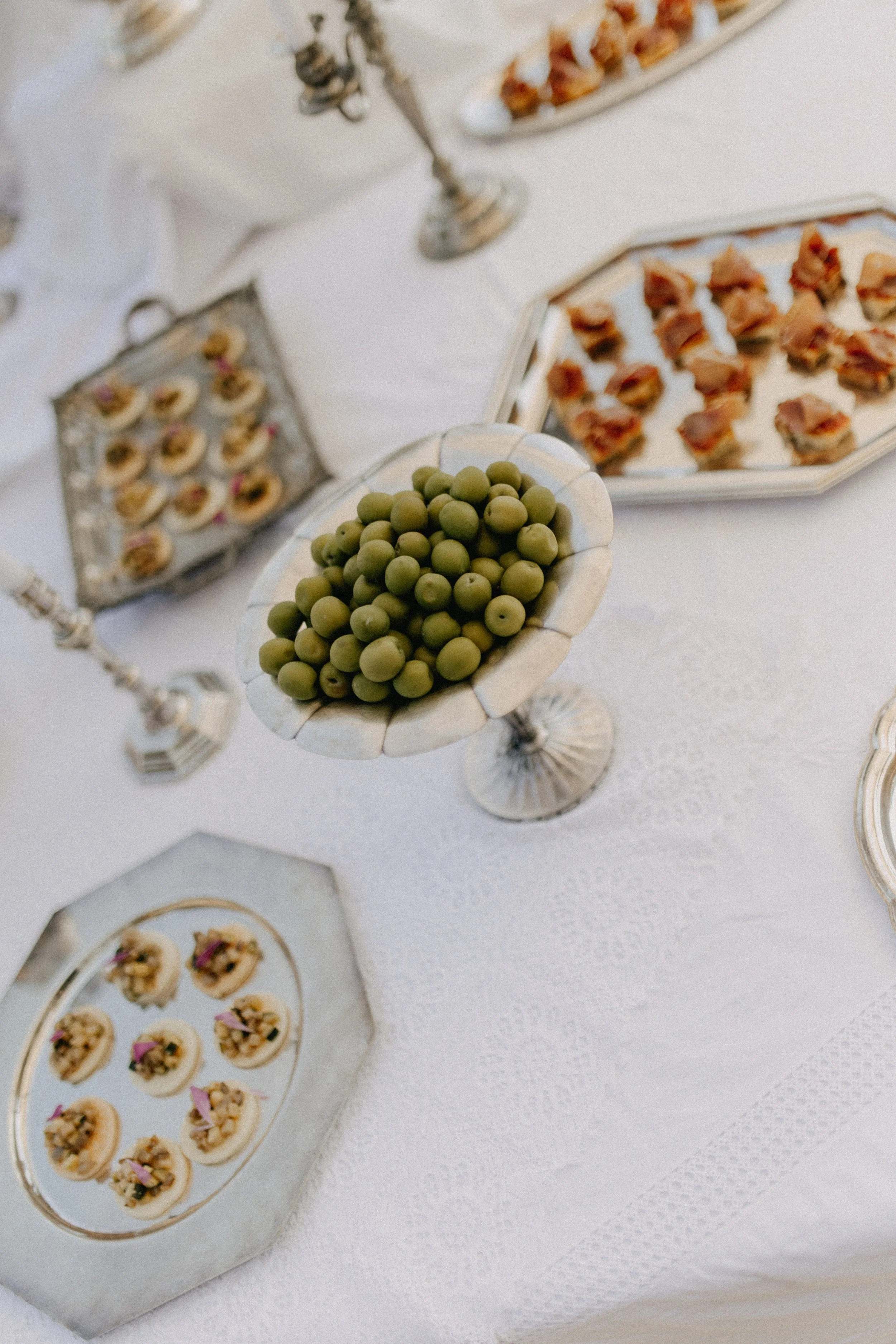 Wedding design styling banquet cocktail buffet mariage argenterie drapé dentelle vaisselle vintage piment pays basque bordeaux france