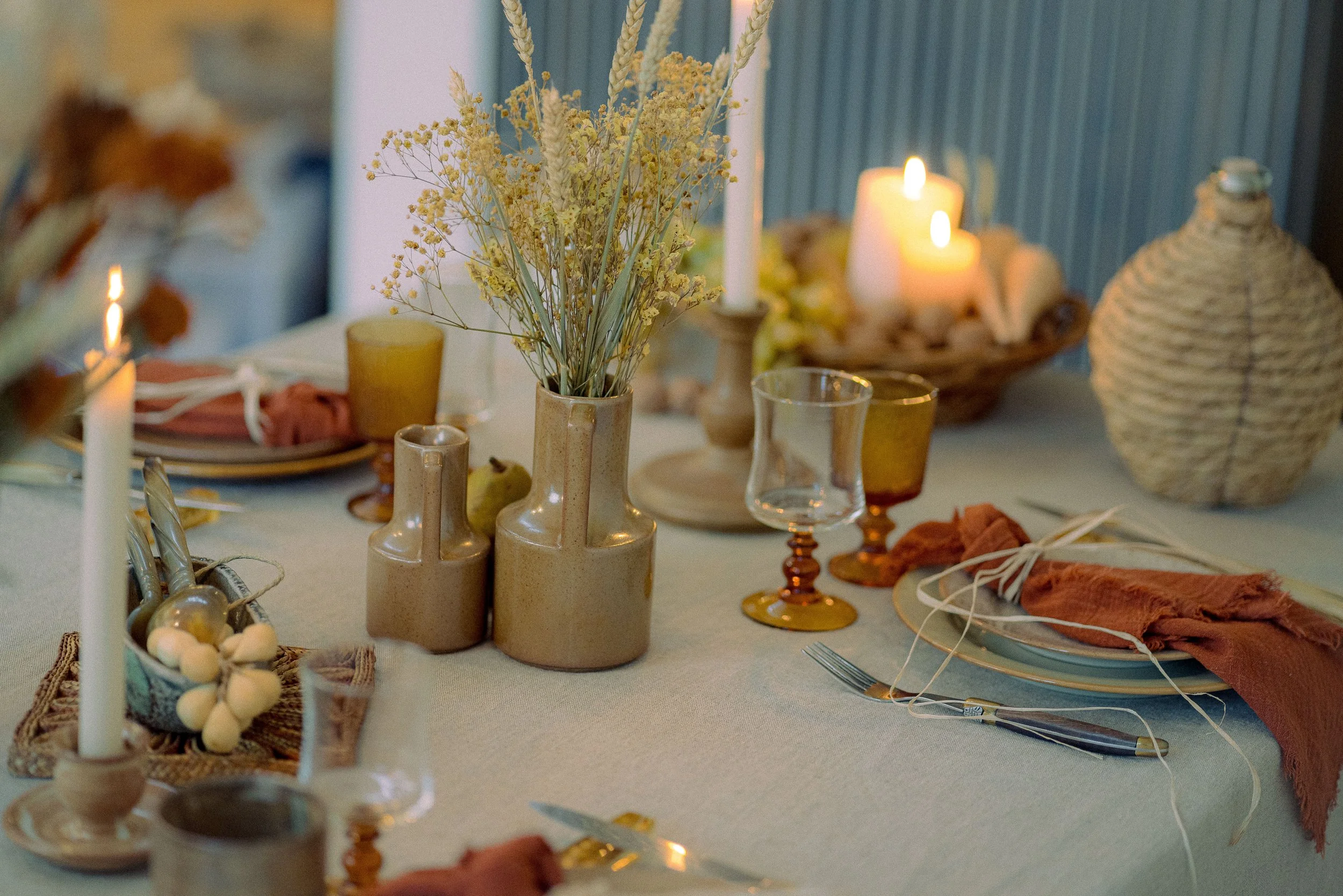 Vaisselle, décoration, nappes, serviettes, couverts, bougies, fleurs, carafe, porte couteaux