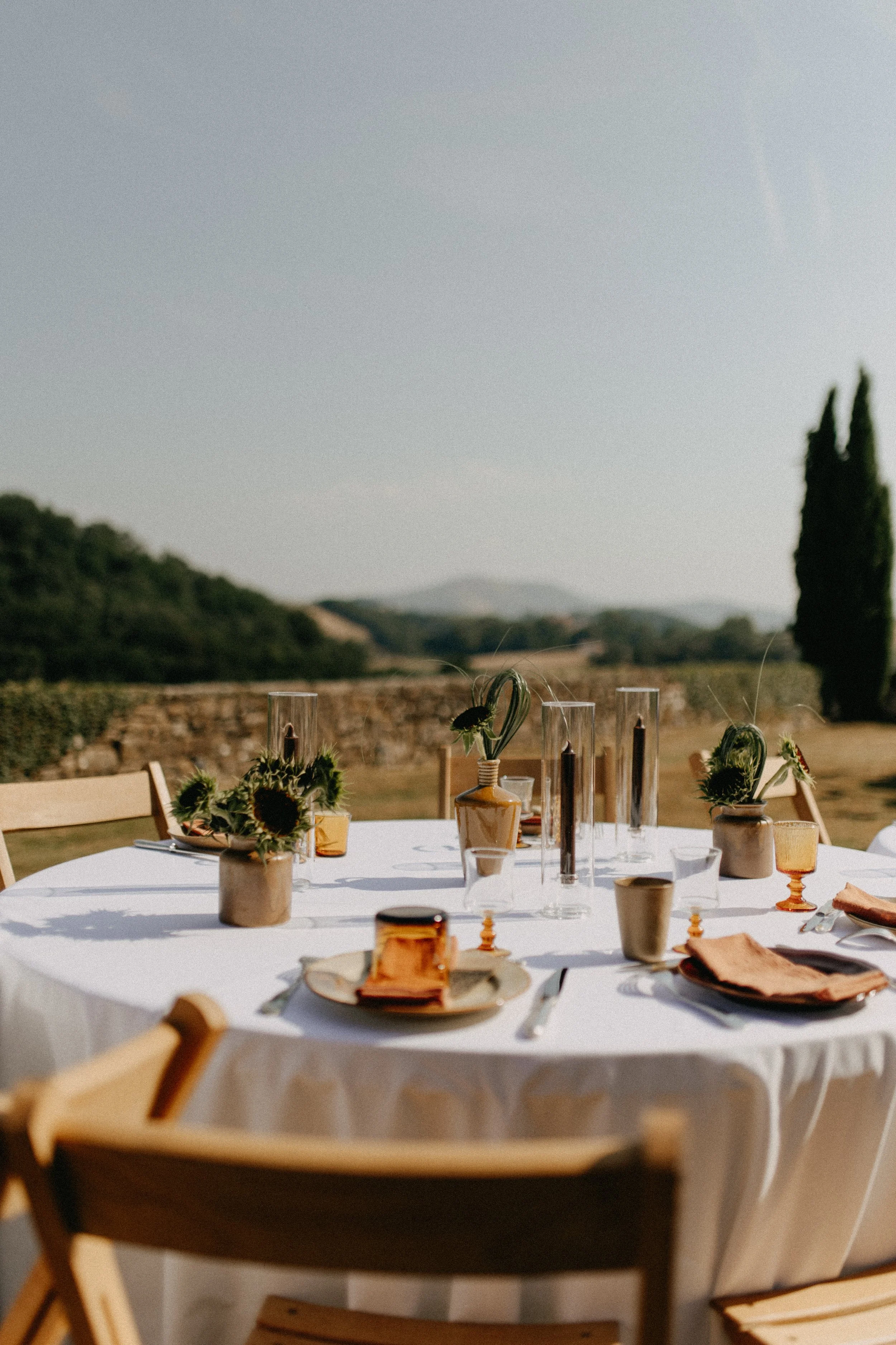 Vaisselle en grès naturelle tournesols verres oranges mariage décoration table france pays basque bordeaux banquet extérieur