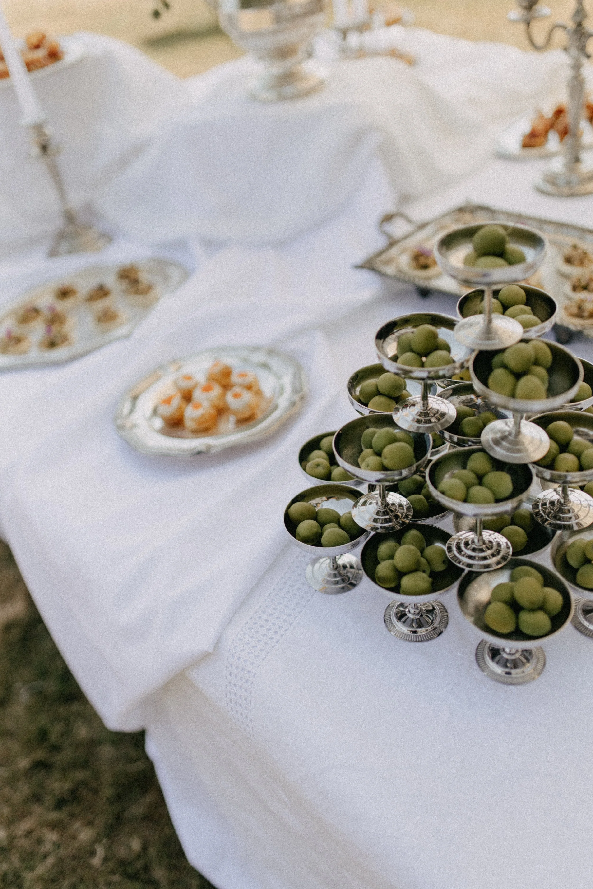 Wedding design styling banquet cocktail buffet mariage argenterie drapé dentelle vaisselle vintage piment pays basque bordeaux france
