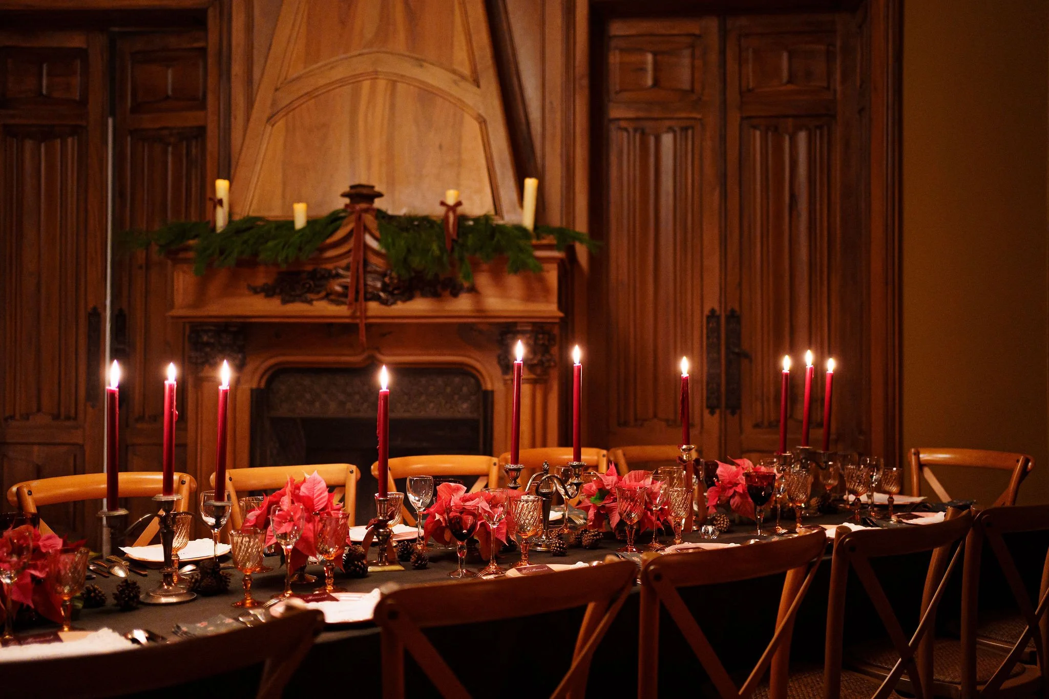 Banquet à la bougie, cheminée en bois, dîner intimiste privé, décoration sur-mesure