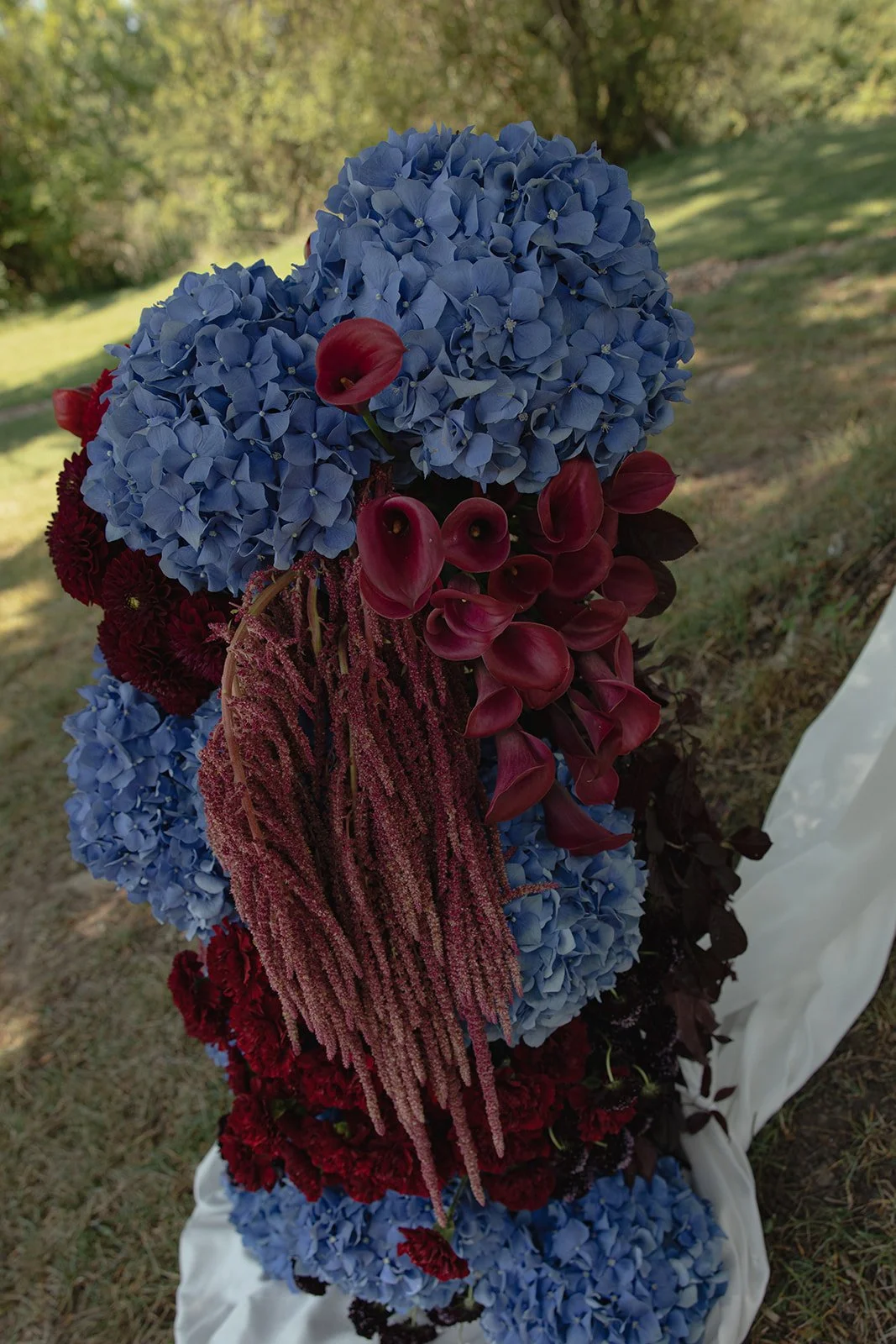Wedding design bordeaux pays basque france flowers ceremony dinner vintage tableware purple blue