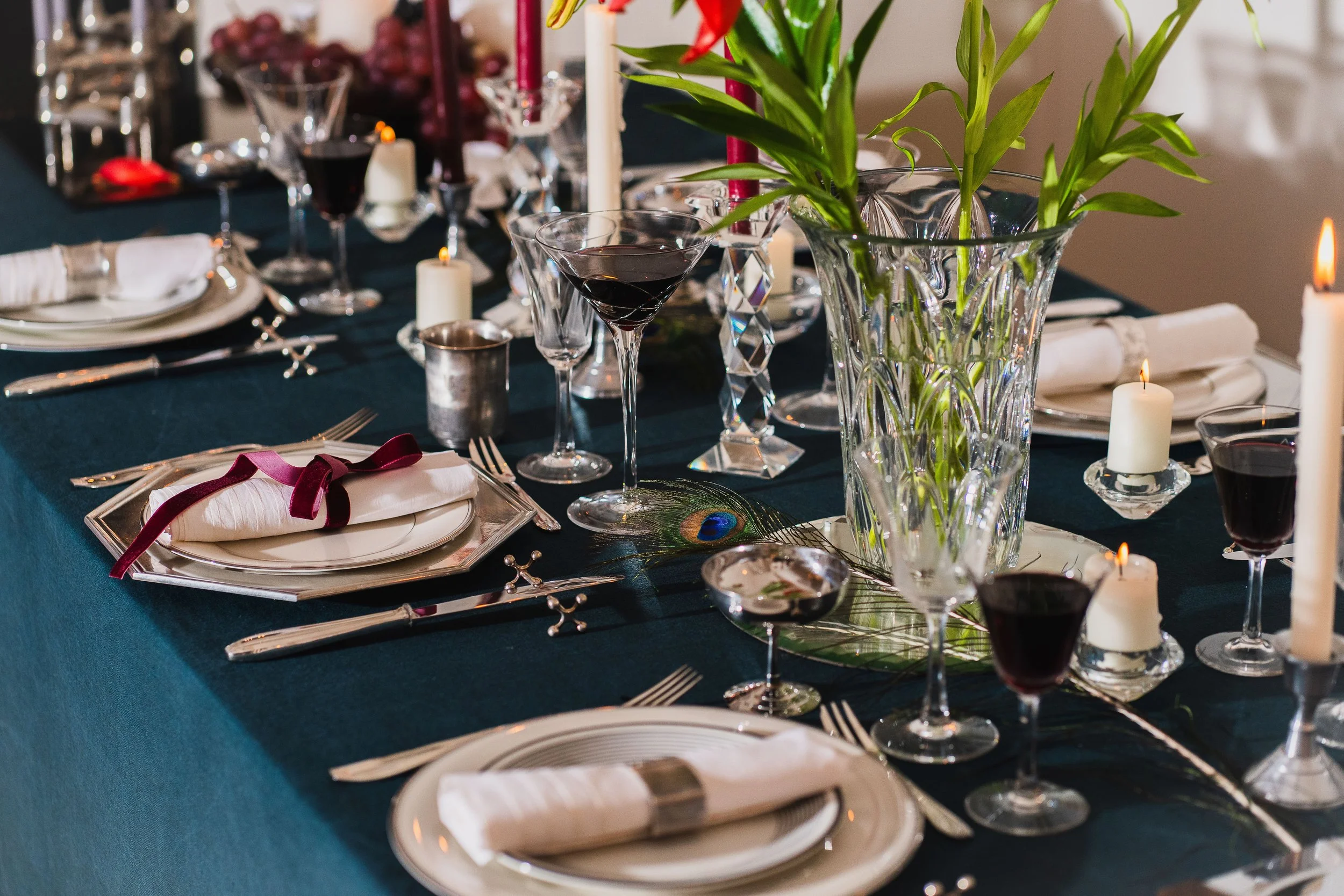 Scénographie repas festif, verres à cocktail, verres à vin, argenterie, bougies, bougeoir cristal