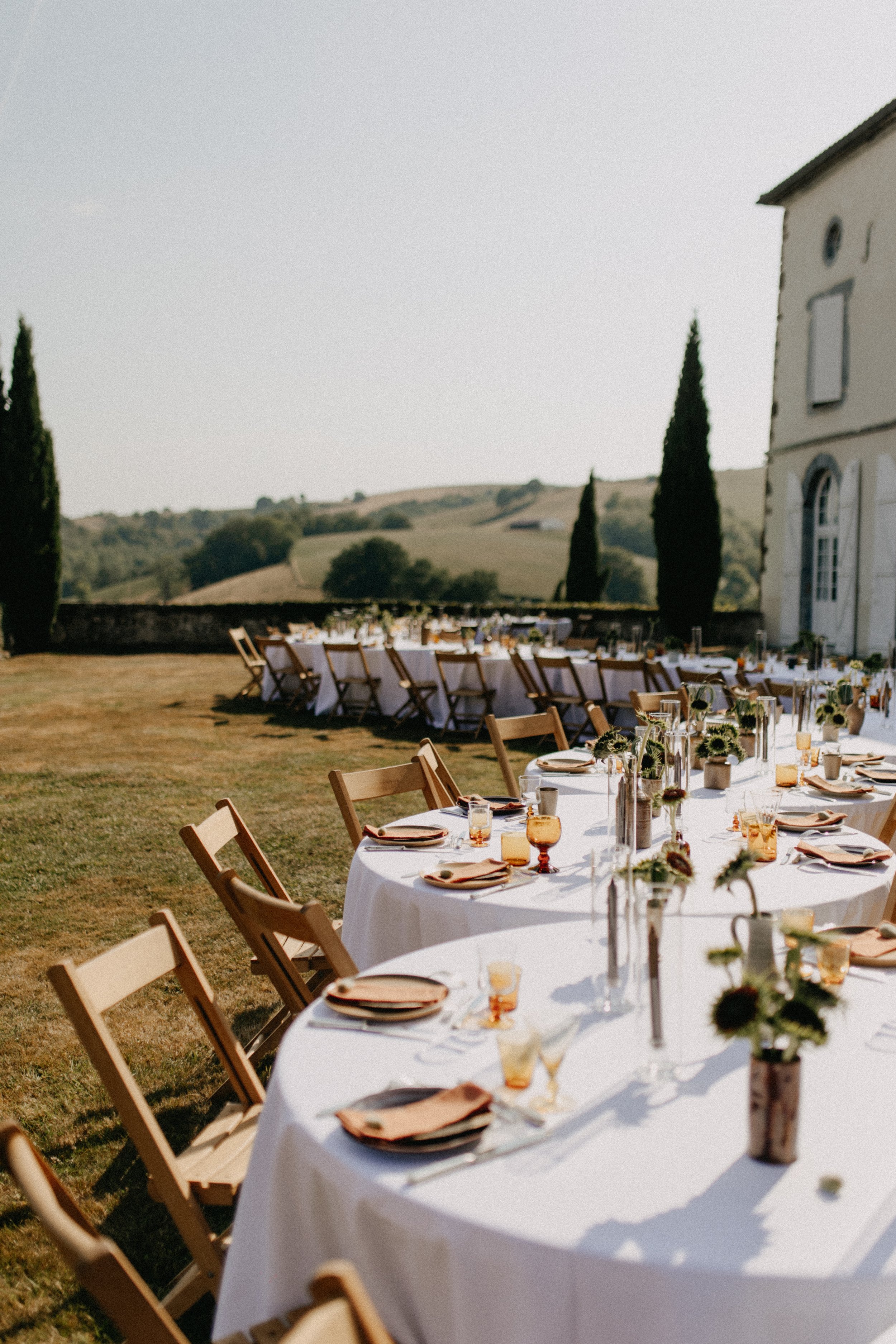 Vaisselle en grès naturelle tournesols verres oranges mariage décoration table france pays basque bordeaux banquet extérieur