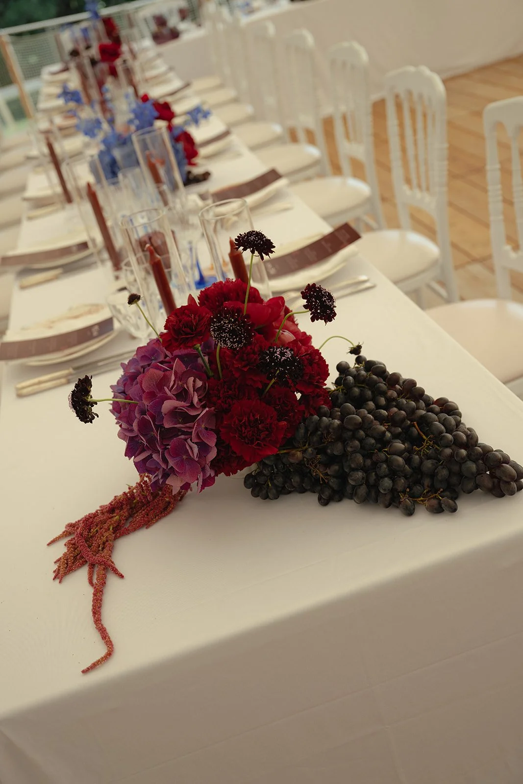 Wedding design bordeaux pays basque france flowers ceremony dinner vintage tableware purple blue