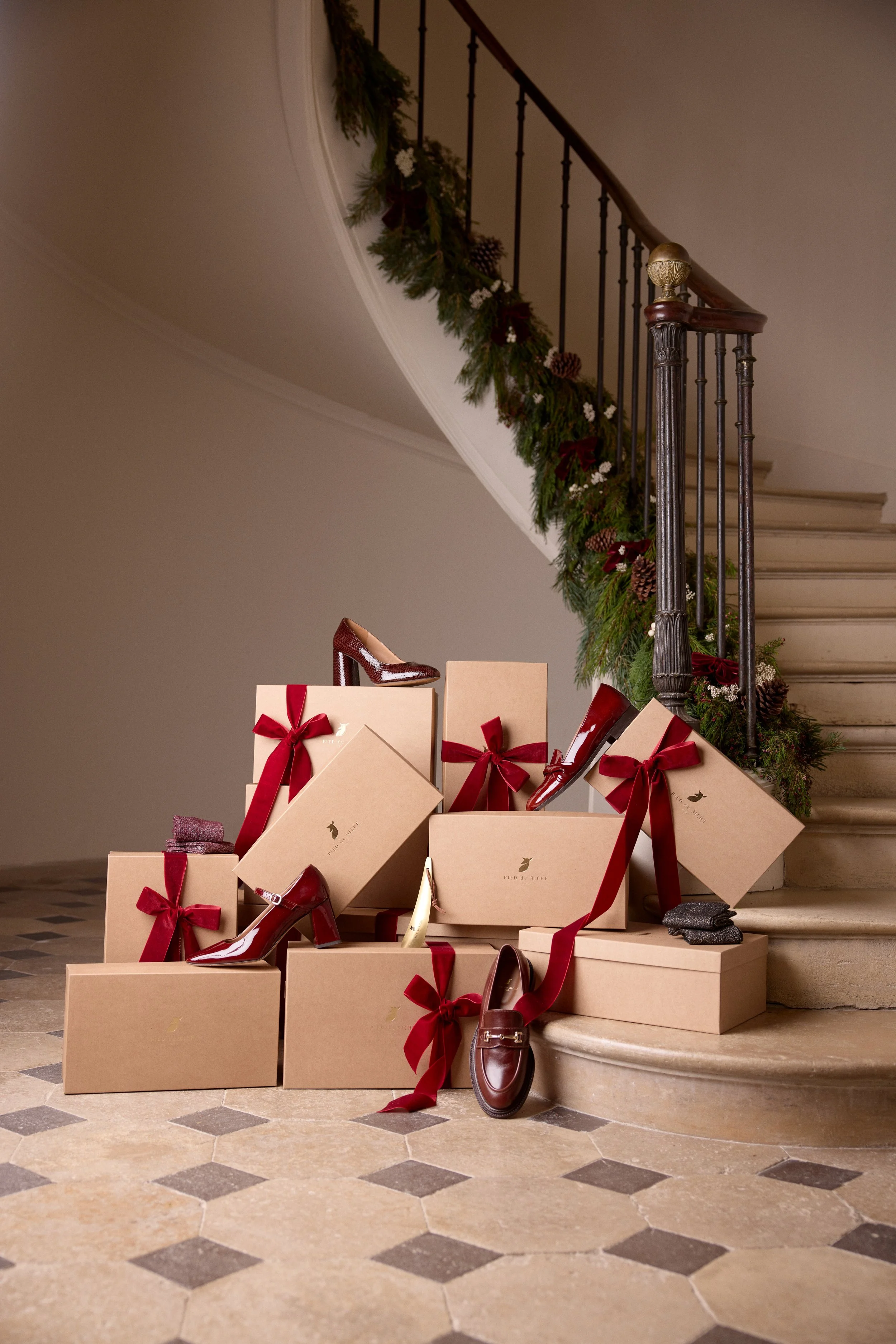 Décore set design shooting Pied de biche cadeaux chaussures cage d'escaliers