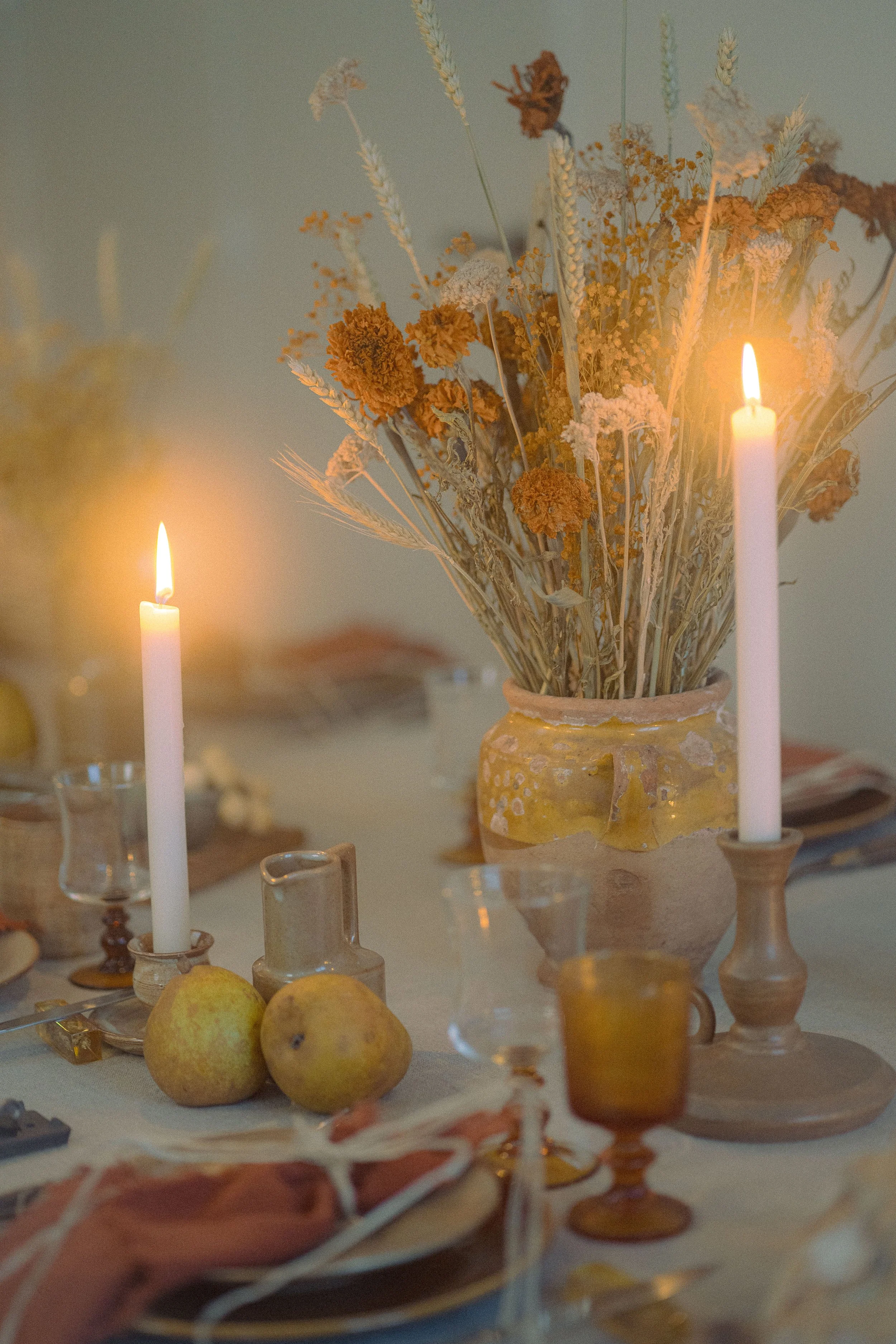 Vases, bougeoirs, fleurs séchées, bougies