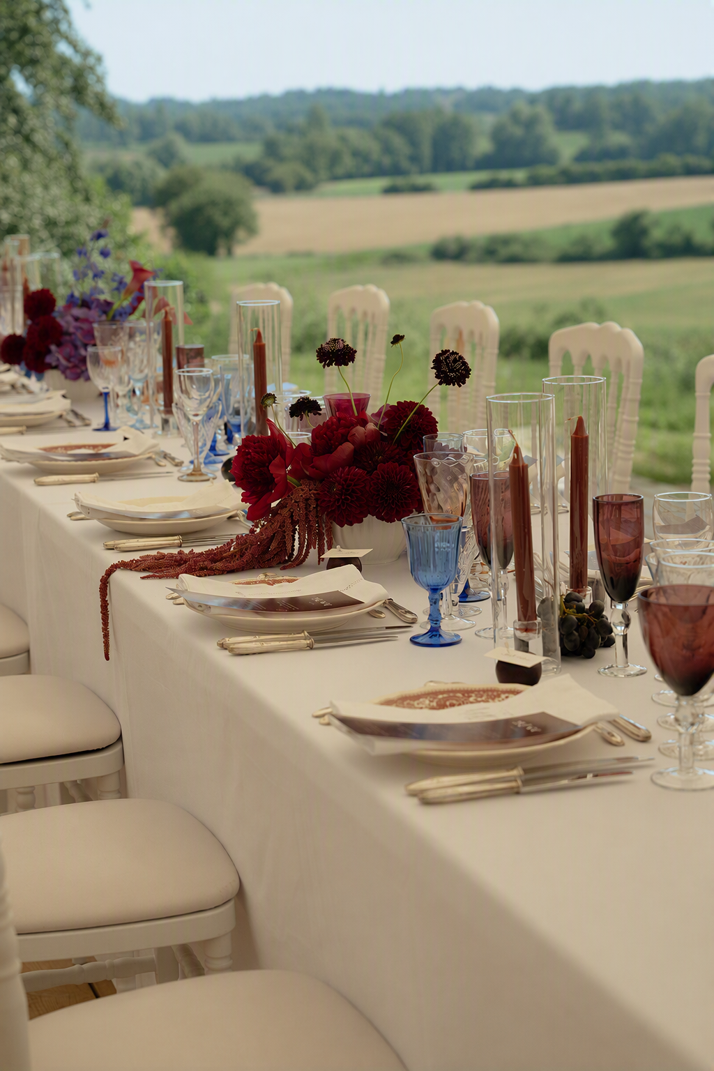Wedding design bordeaux pays basque france flowers ceremony dinner vintage tableware purple blue