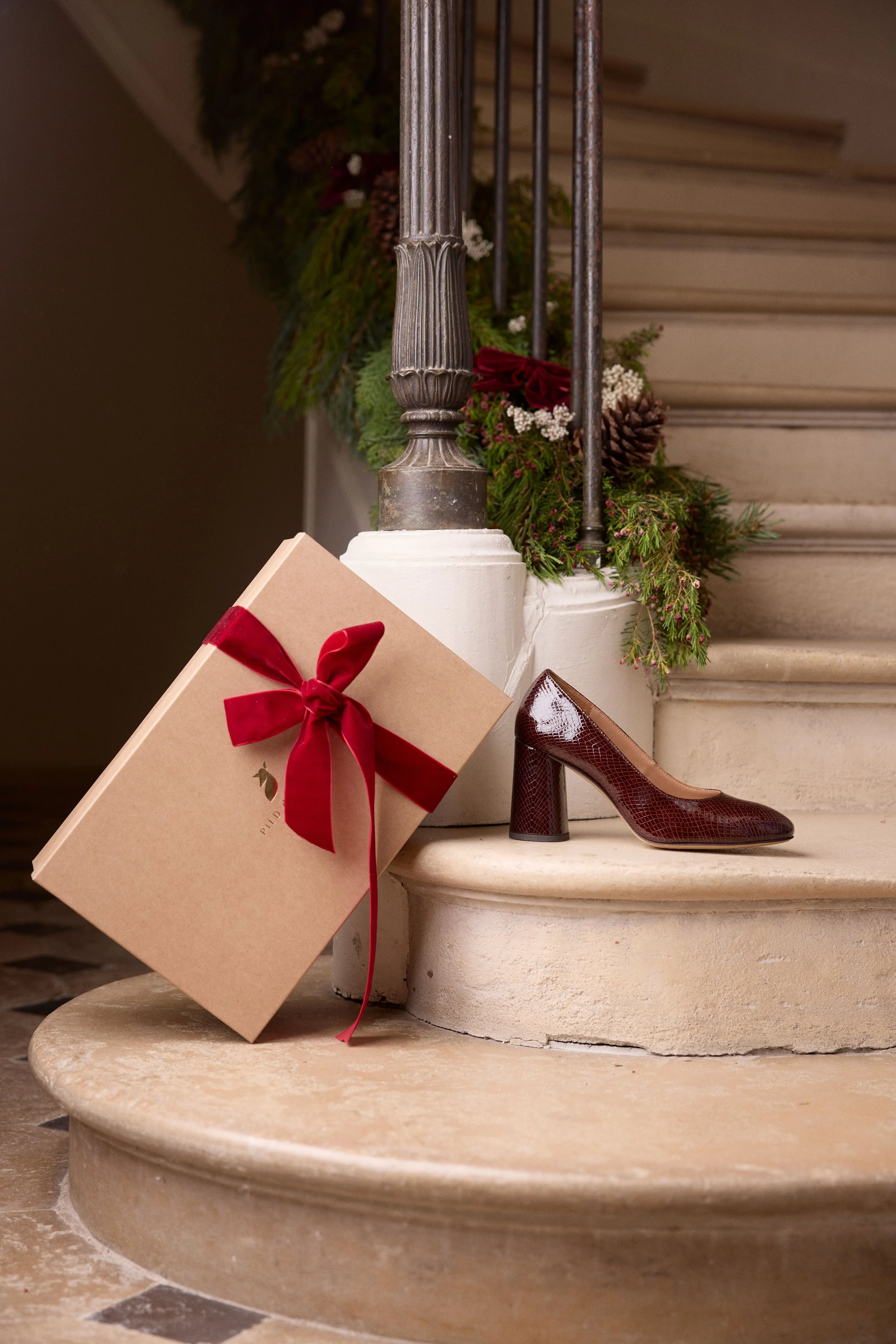 Scénographie Noël cadeau chausse pied de biche ruban rouge