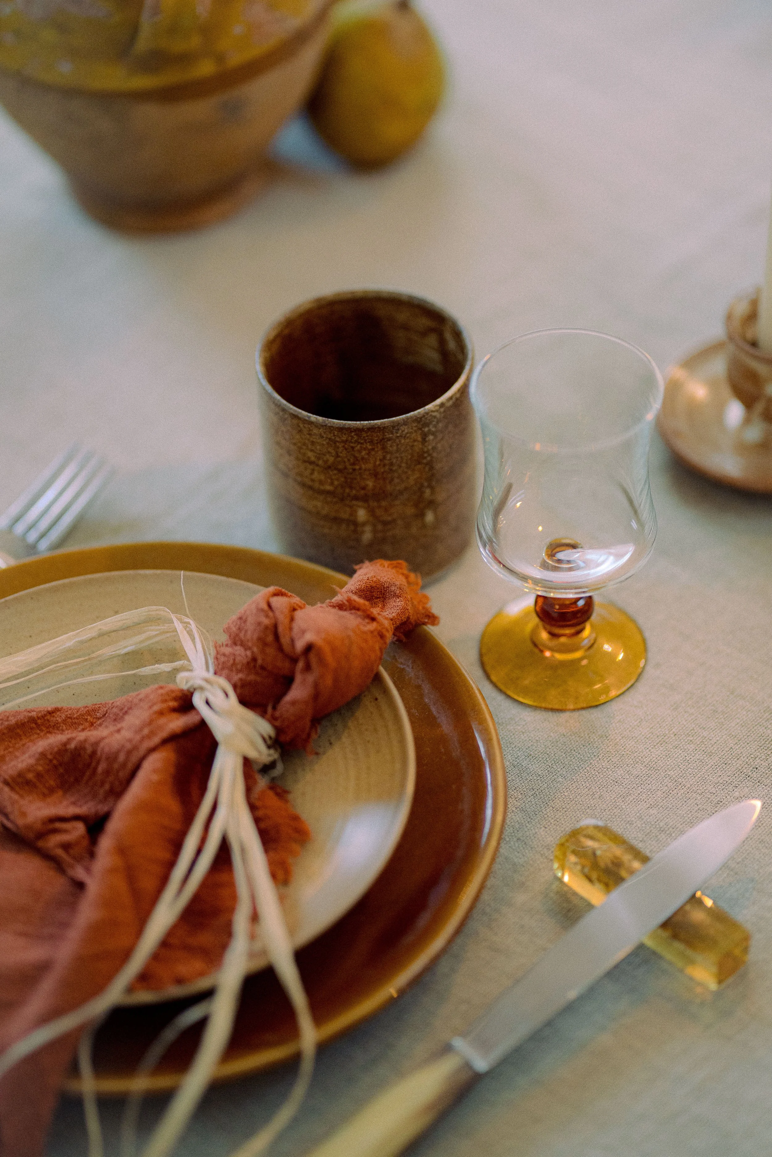 Assiettes, verres, couteaux, nappes