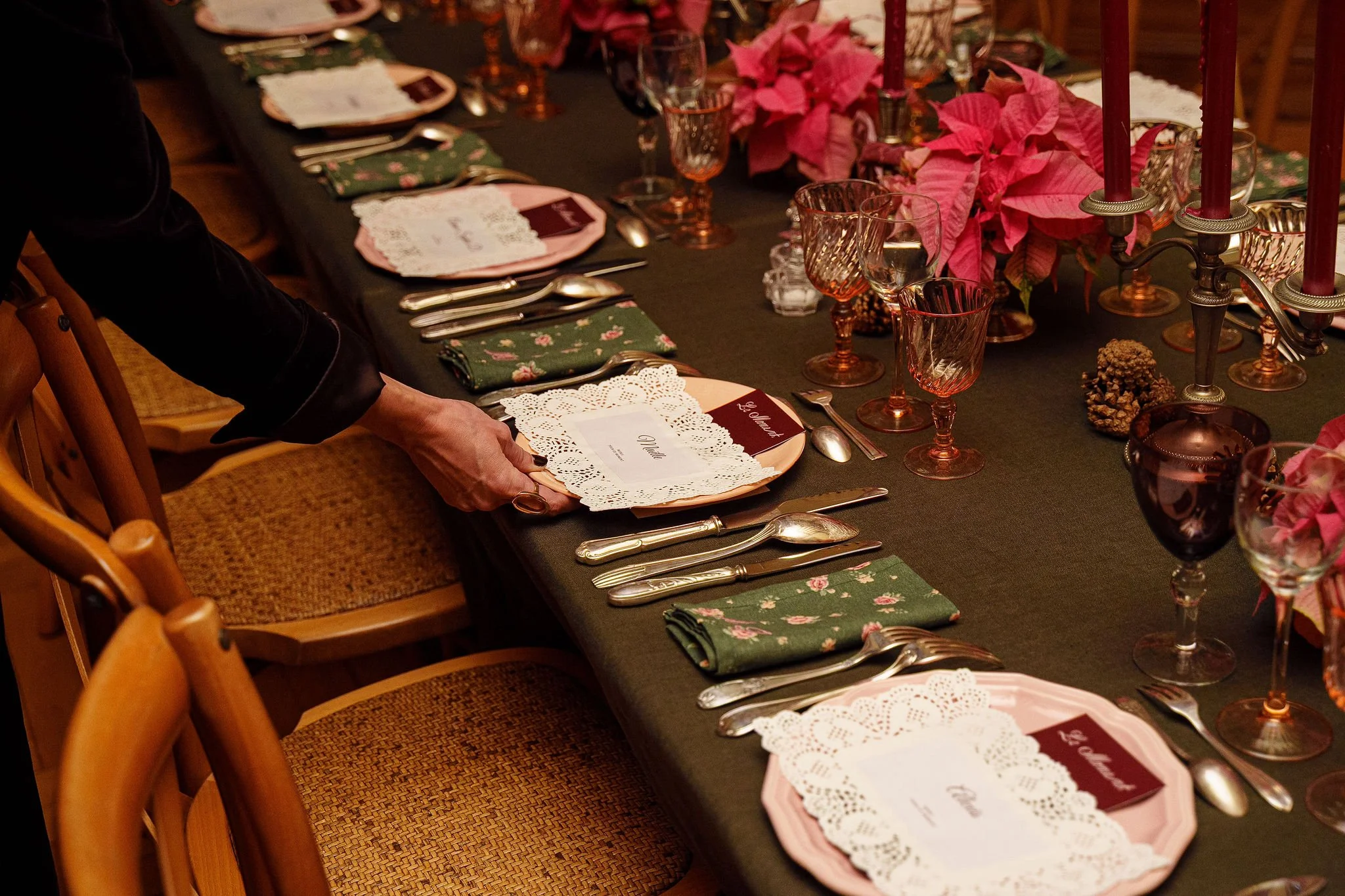 Table dressée élégante pour un repas de fête