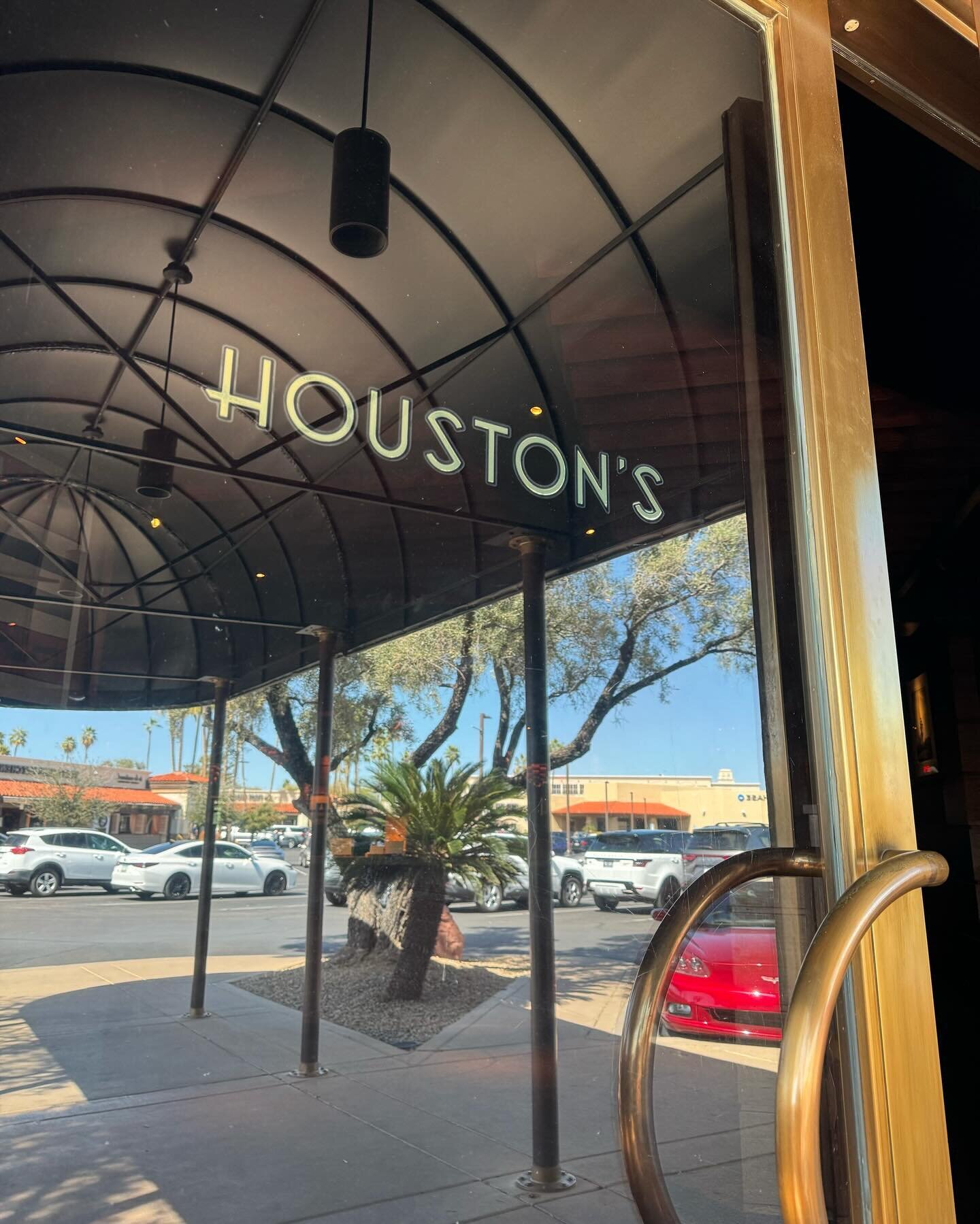 Once upon a time there was a restaurant called Houston&rsquo;s in Nashville.  It was my favorite favorite.  Any other Nashvillian&rsquo;s share this love and sadness it&rsquo;s not there anymore.  I just had lunch in Phoenix at one of the few locatio