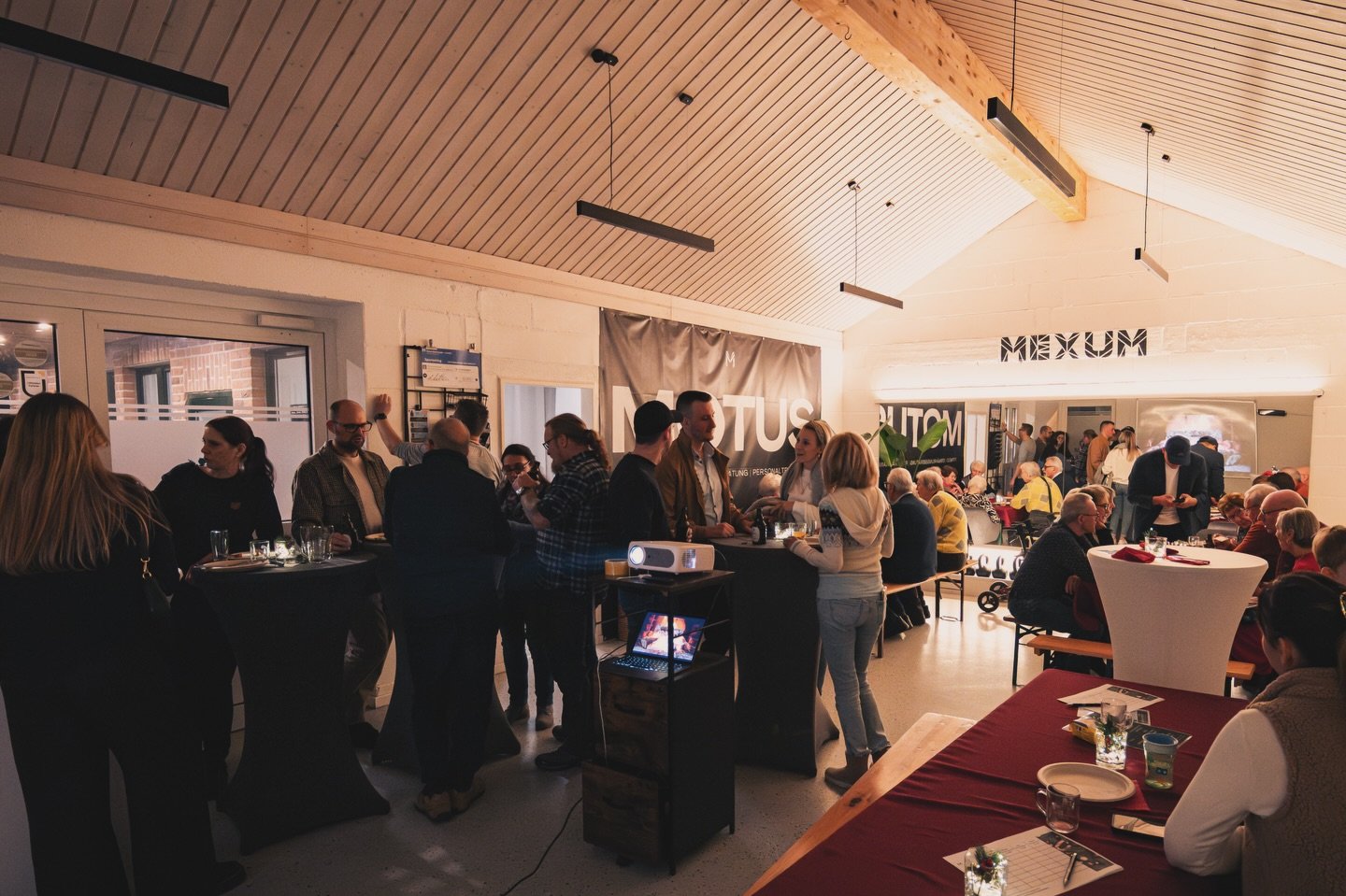 ✨ Frohes neues Jahr ✨
Wir hoffen, ihr seid gesund, motiviert und mit guter Energie ins neue Jahr gestartet 💫

📸Bild 1&ndash;4: Weihnachtsfeier mit Gewinnspiel &amp; Spendenaktion
📸Bild 5: Team-MOTUS-Treffen
📸Bild 6: Studio-Einblick

Hinter den Ku