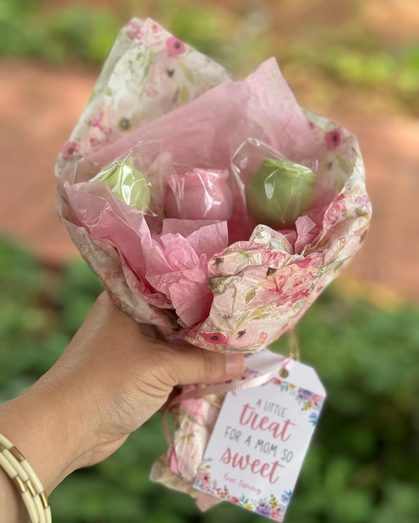 🌸A heartfelt thank you to our broker, Tammy Giles, for the adorable cake pop bouquets she gifted our team for Mother&rsquo;s Day! At Giles Realty, our agents and staff are not only dedicated professionals but also incredible moms. We&rsquo;re so gra