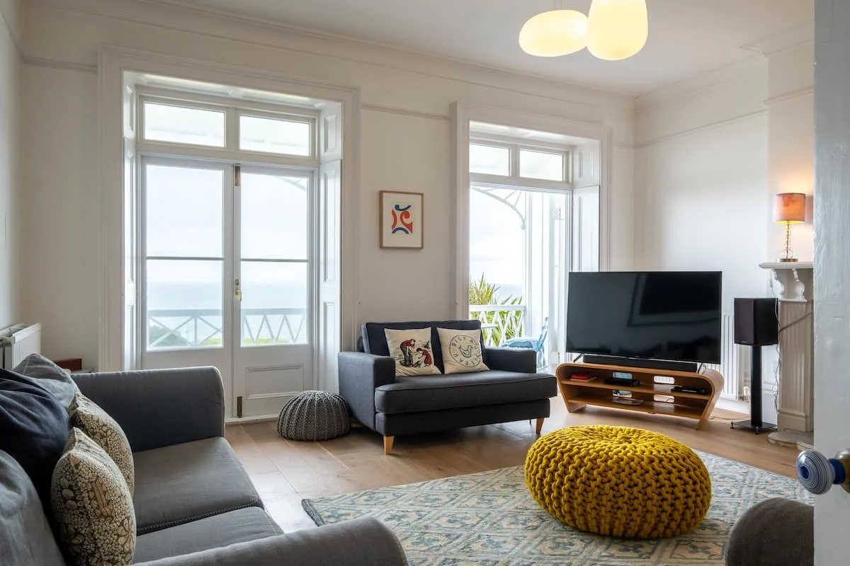 Devonshire Terrace hostd living room main.jpeg