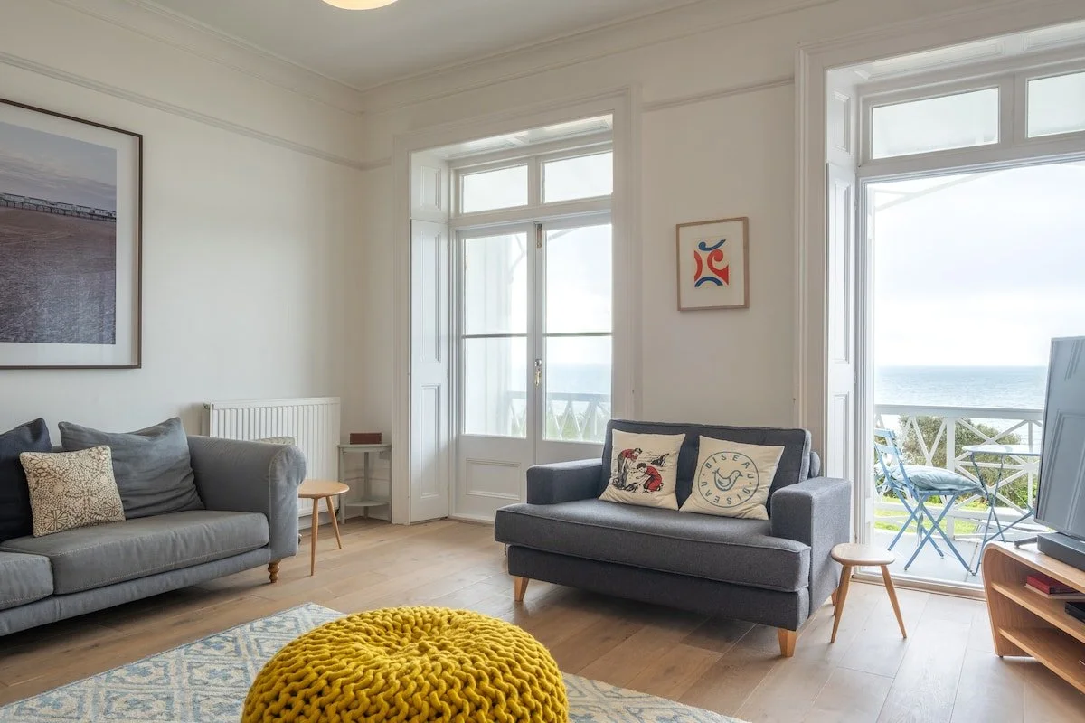 Devonshire Terrace hostd  living room.jpeg