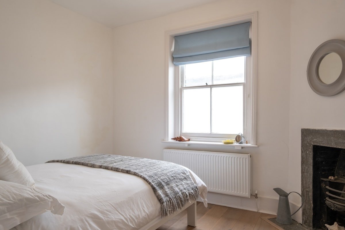 Devonshire Terrace hostd  bed 3.jpeg