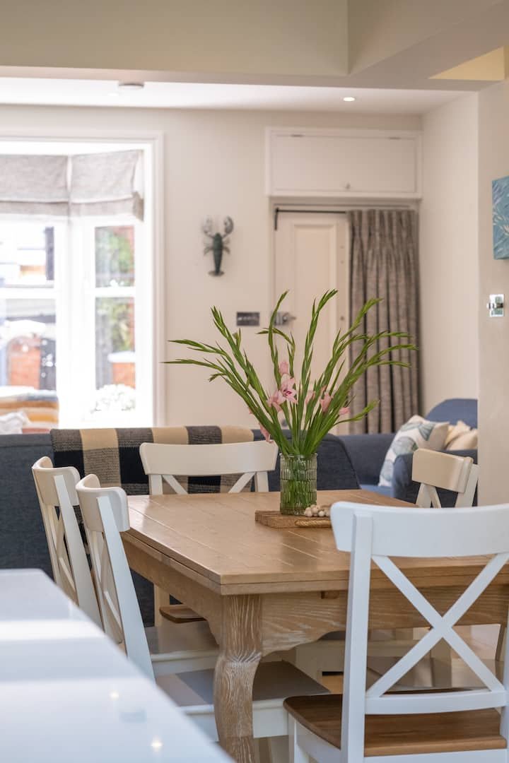 Hostd Homes_Holmwood  24.jpeg
