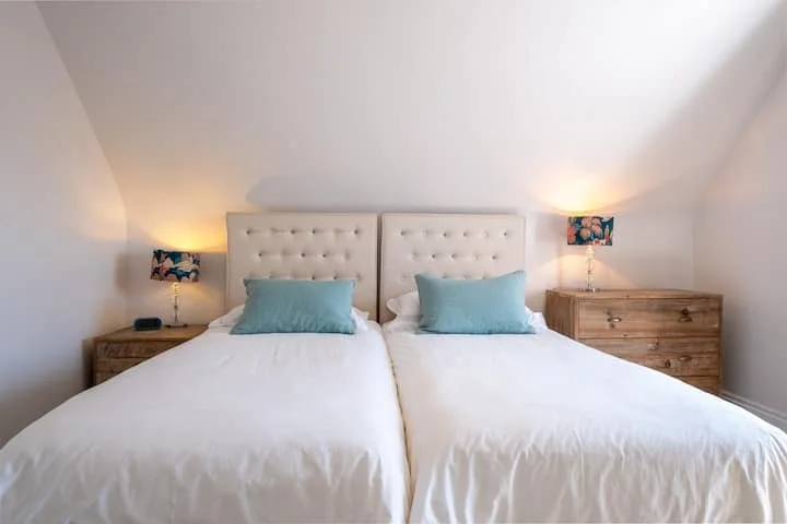 Hostd Homes_Holmwood  35.jpeg