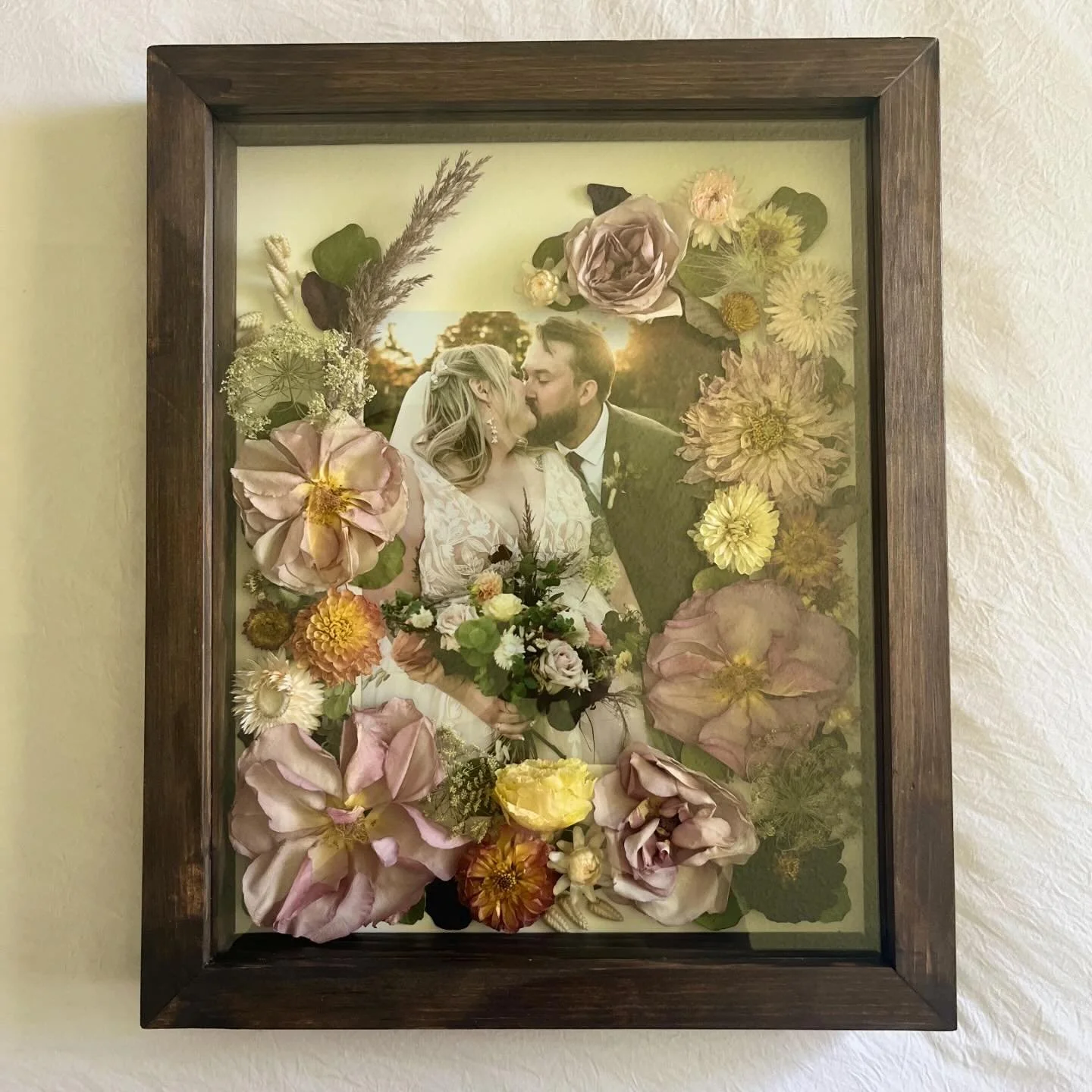 Lily&rsquo;s bouquet from last fall still hasn&rsquo;t gotten it&rsquo;s permanent spot on the feed - and boy does it ever deserve it! 

Akos at @re.plantedfarm did an absolutely incredibly job designing this stunning bouquet, making it effortless to