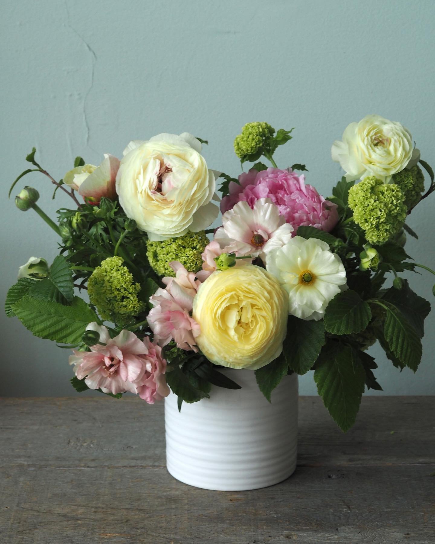 Mother&rsquo;s Day is on the horizon!
We have such gorgeous product arriving daily at the shop.
Be sure to get your orders in Pronto!!

#mothersdayflowers #peonies #ranunculus #arrangement #springflowers #mothersdayarrangement #pastelflowers #vancouv