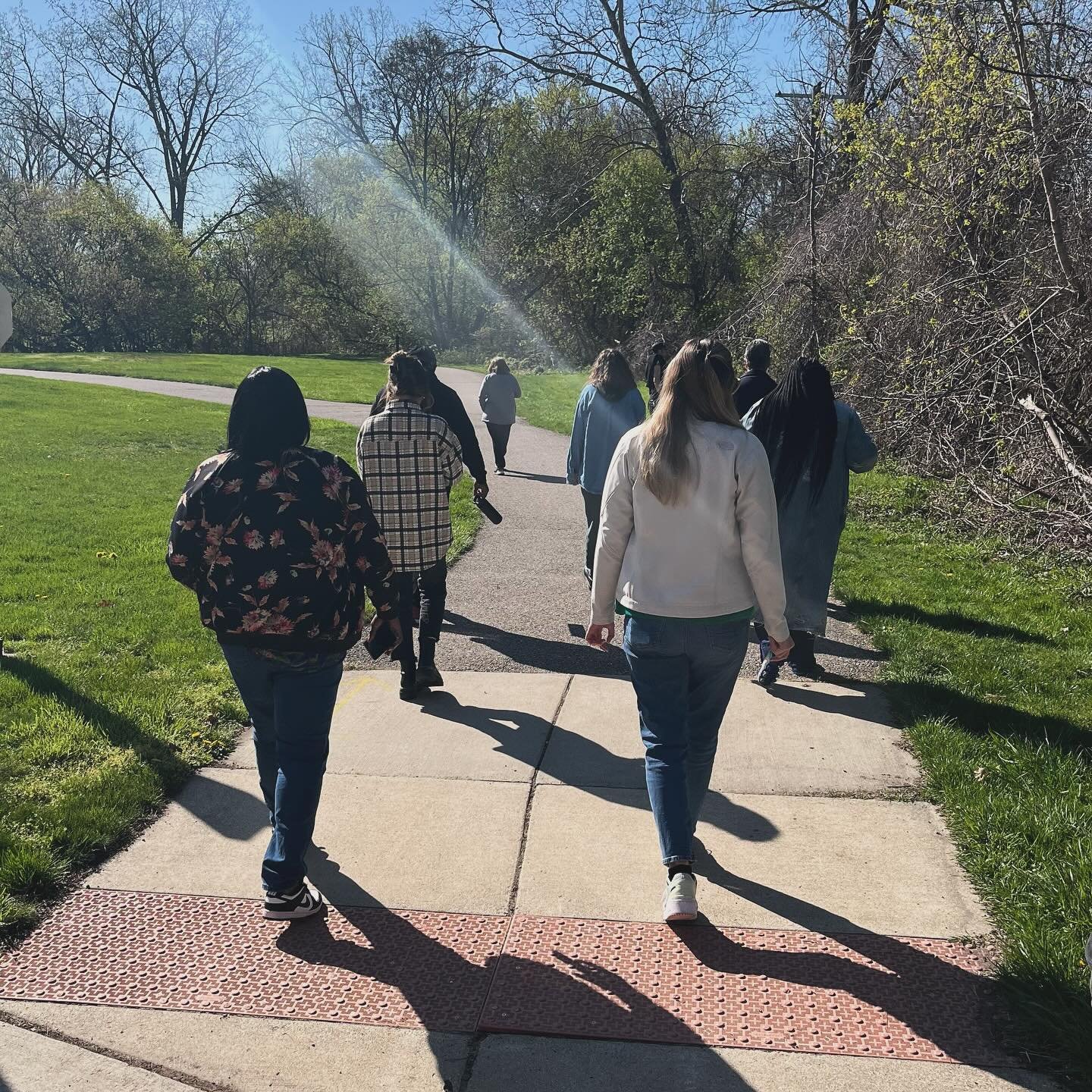 Communicare members put the ART in Earth Day! While enjoying the sunshine, members used flowers and leaves found along their walk in the park to create beautiful cyanotype images 🌏

#cmi #tbi #communicaremichiganllc #utica #troy #earthday