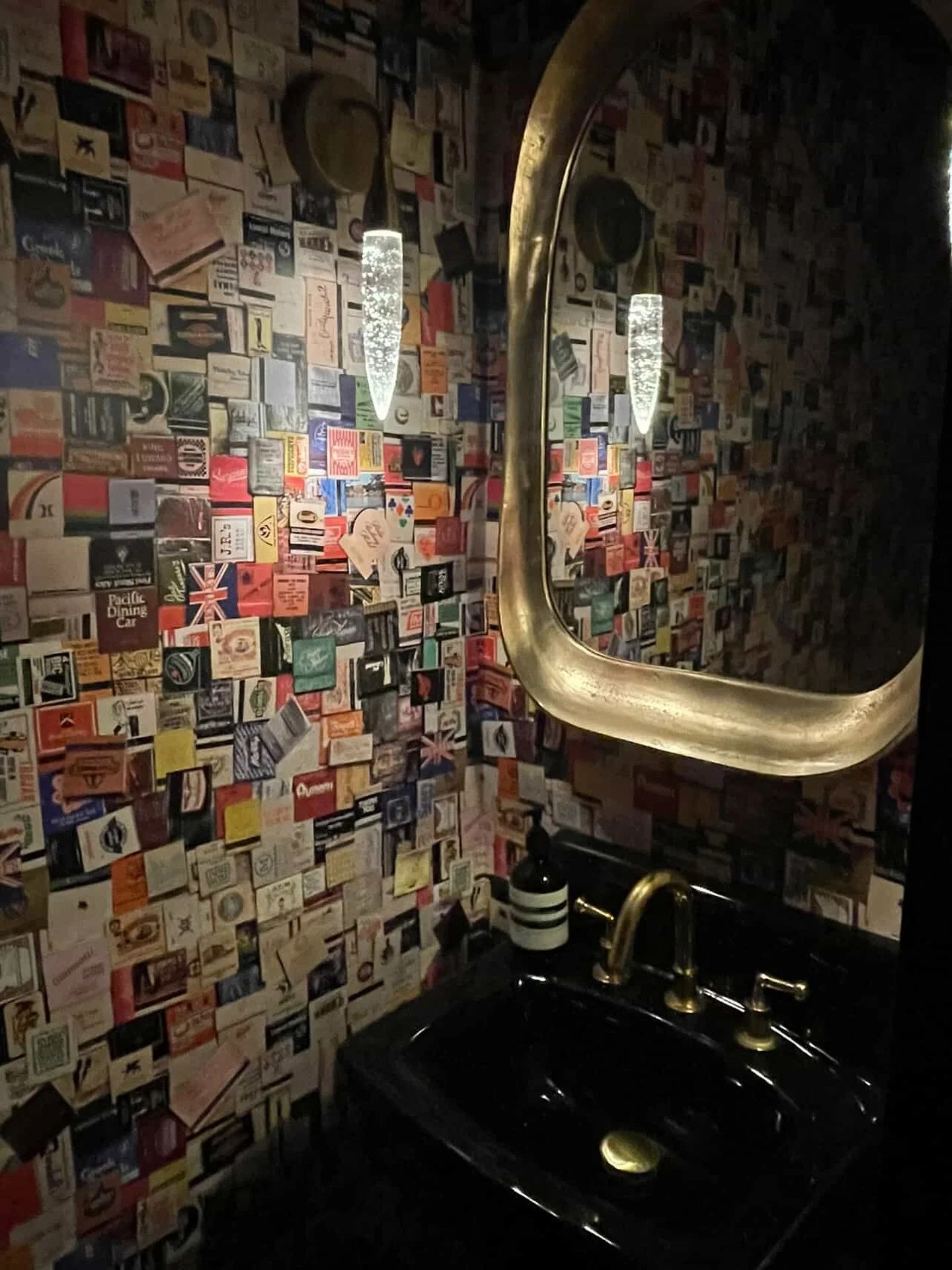Moody and statement wallpaper, just how I like it! So fun seeing how @joshpettydesign used my Matchbooks wallpaper in his clients powder room. 🔥

Wallpaper @amyswitzerdesign 
Interiors @joshpettydesign 

#powderbath #statementwallpaper #matchbooks #