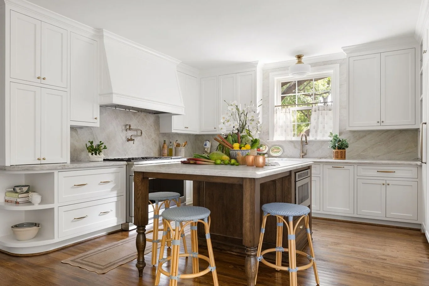 Updated charm, classic soul.
I would say the #asdsoutherncharm project got a major glow up 😱

Design @amyswitzerdesign 
Photo @patrickflores_photo 

#SouthernCharm #SouthernLivingStyle #SouthernInteriors #ClassicKitchen #KitchenGoals #DallasInterior