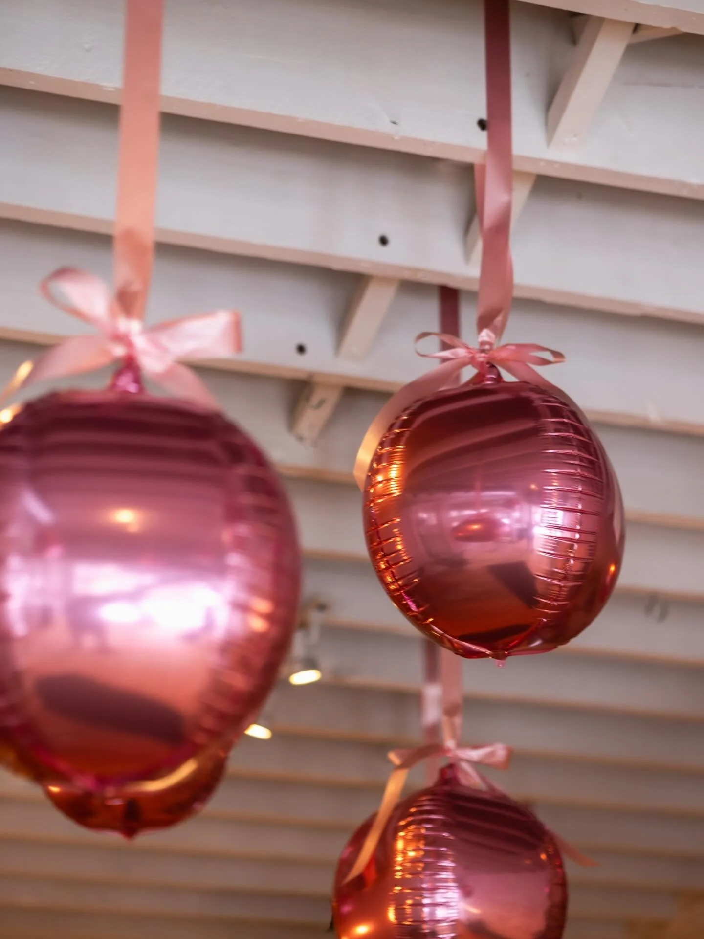 Shout out to @partymamasballoons_eventdecors who absolutely delivered on my half thought through and super impulsive concept of hanging &ldquo;baubles&rdquo; from the rafters in Thornbury for the season🤶🏻✨

For those asking:
- they&rsquo;re not app