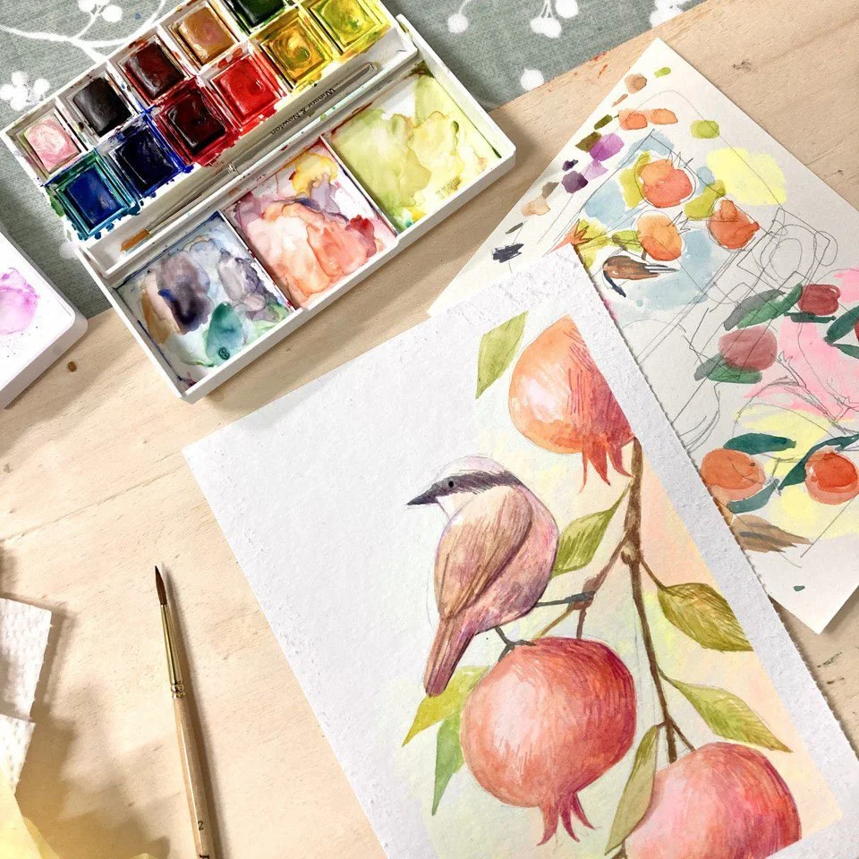 Acquarello di un uccello posato su un ramo con foglie e melograni, circondato da schizzi e schizzi di colore su carta