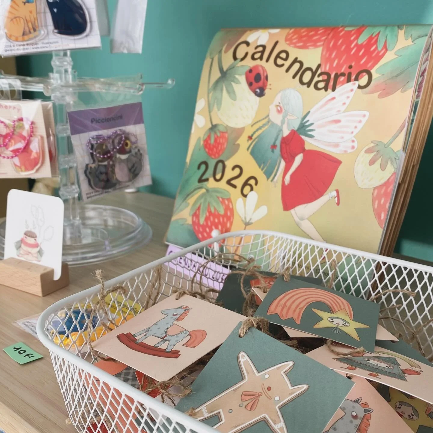 Continuiamo il tour della zona negozio.
Qui un po&rsquo; delle cosine di @elanorburgyan 

Da LunariaStudio trovi tante idee per dolci pensieri Natalizi e non! 
Ti aspetto per scoprirle tutte, mi trovi in via Trevano 71 a Lugano! 

#supportsmallbusine