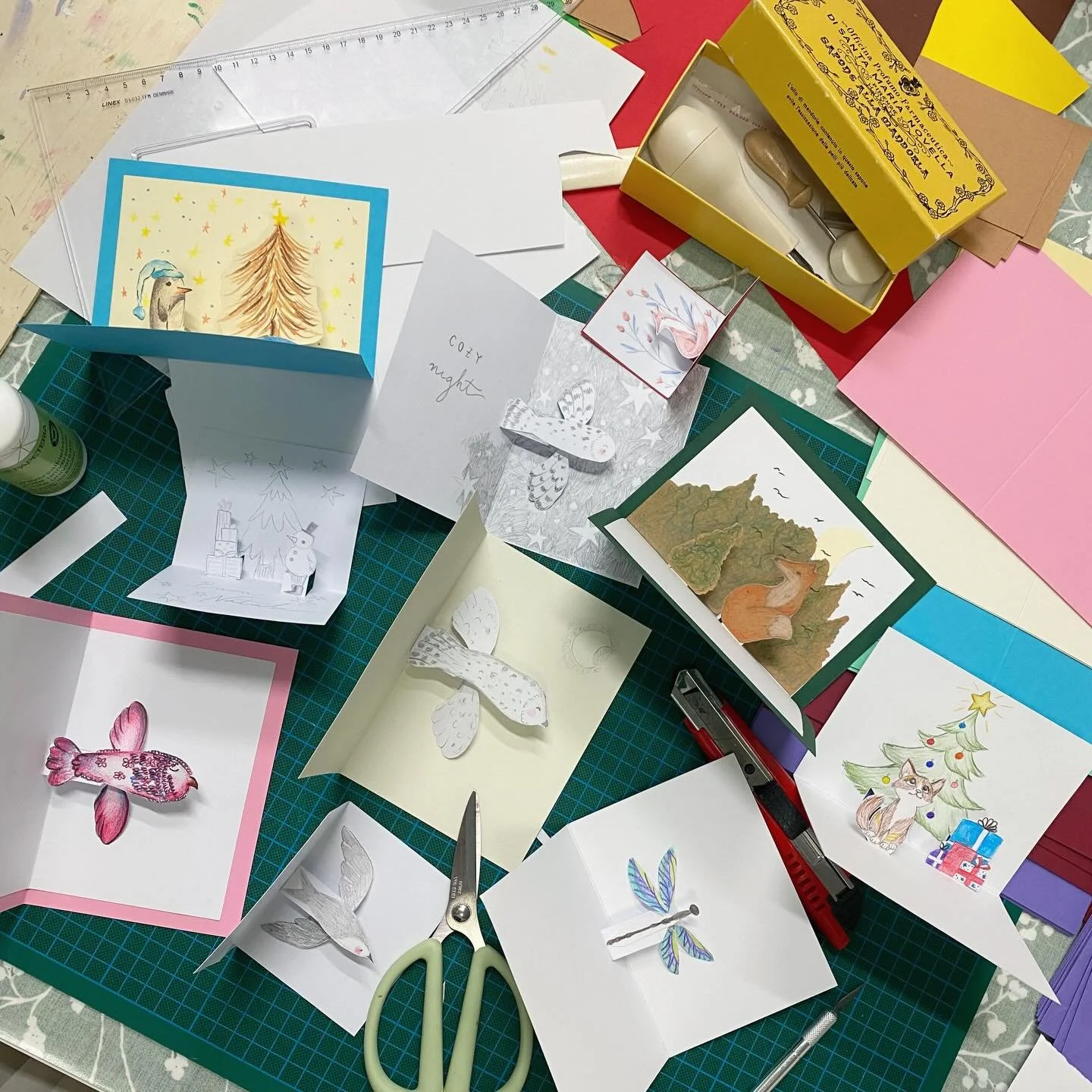 Sto preparando il calendario per i Corsi e Lab. del 2026, non vedo l&rsquo;ora di condividerle con te! 

Qui qualche foto del Lab. creazione di carta - biglietto natalizio ✨🎄

L&rsquo;entusiasmo delle allieve nel vedere i loro bigliettini prendere f