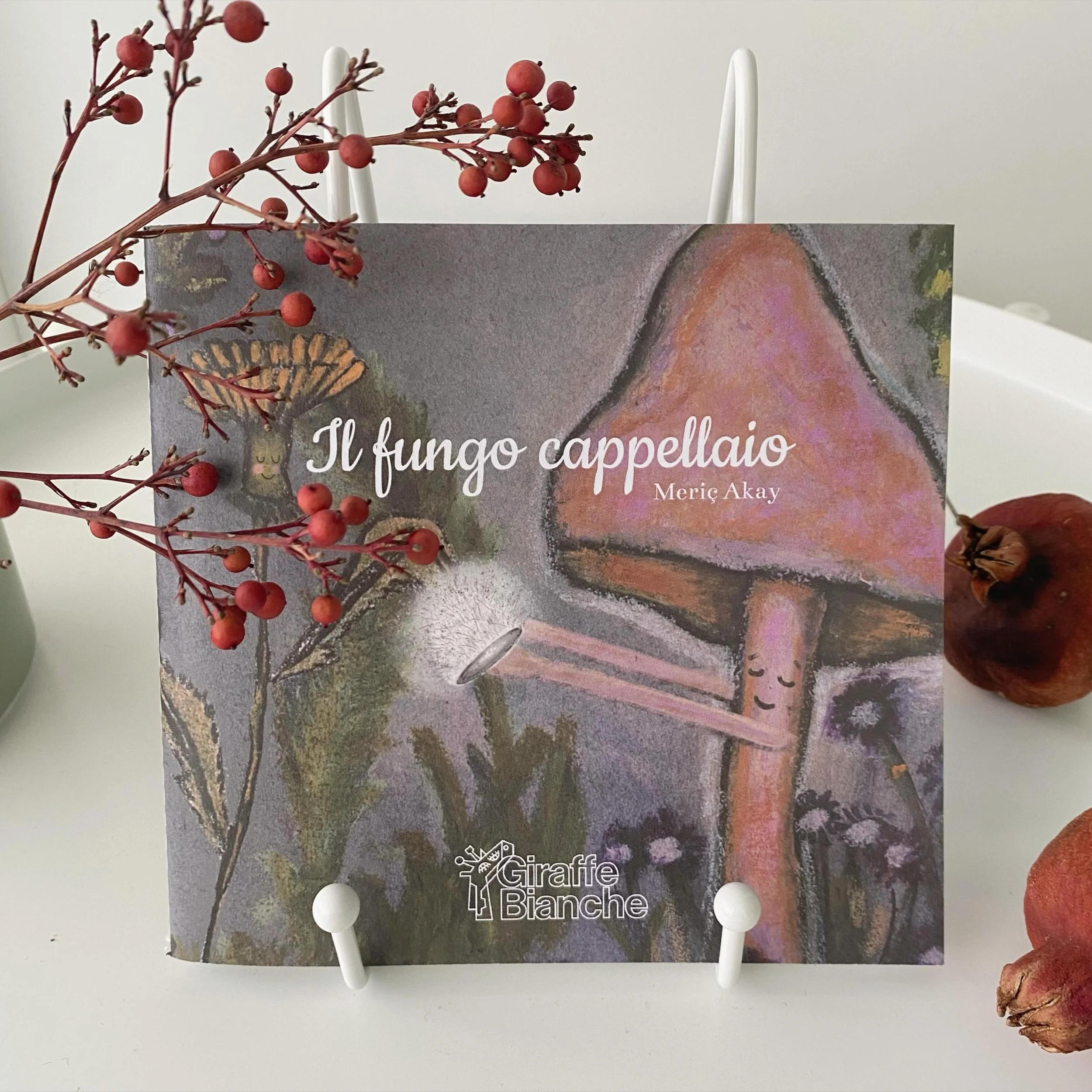 In Studio puoi trovare e acquistare le nuove uscite delle @giraffebiancheedizioni ✨

🍄 Il fungo cappellaio 
&ldquo;La storia stramba di un fungo che amava i cappelli.&rdquo;
di @mericakay 

🔥 Dietro la collina 
&ldquo;Tutti gli abitanti, grandi e p
