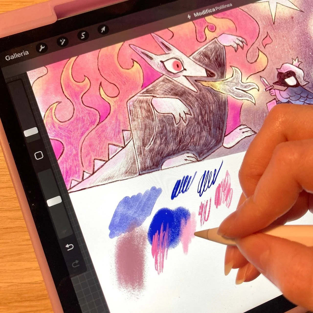 Schizzo di un drago di fantasia con fiamme rosa sullo sfondo e un personaggio armato di spada sulla destra, mentre una mano dipinge con colori a pastello.