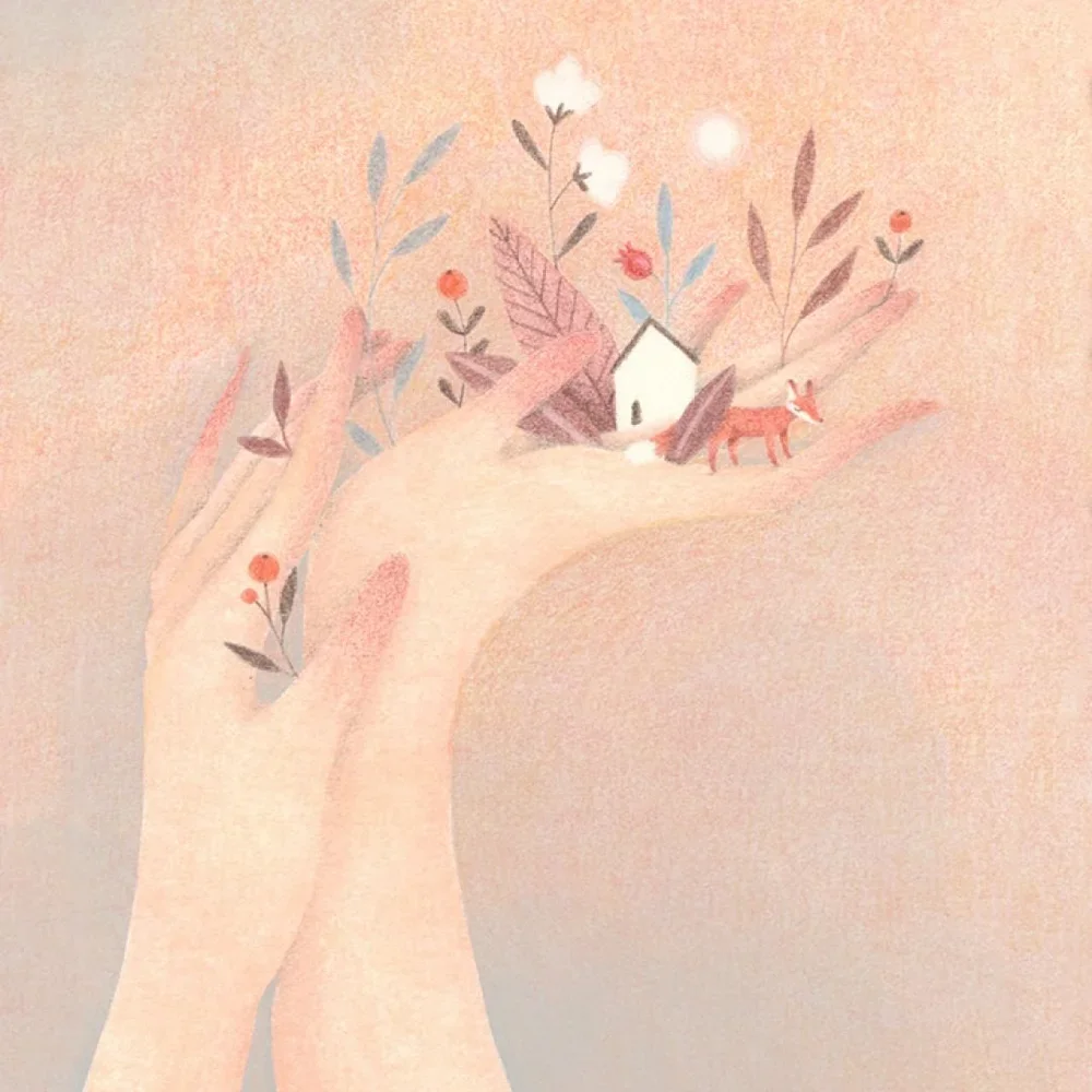 Un manos che tiene una scena complessa di una natura stilizzata con una casetta, un cervo e piante.