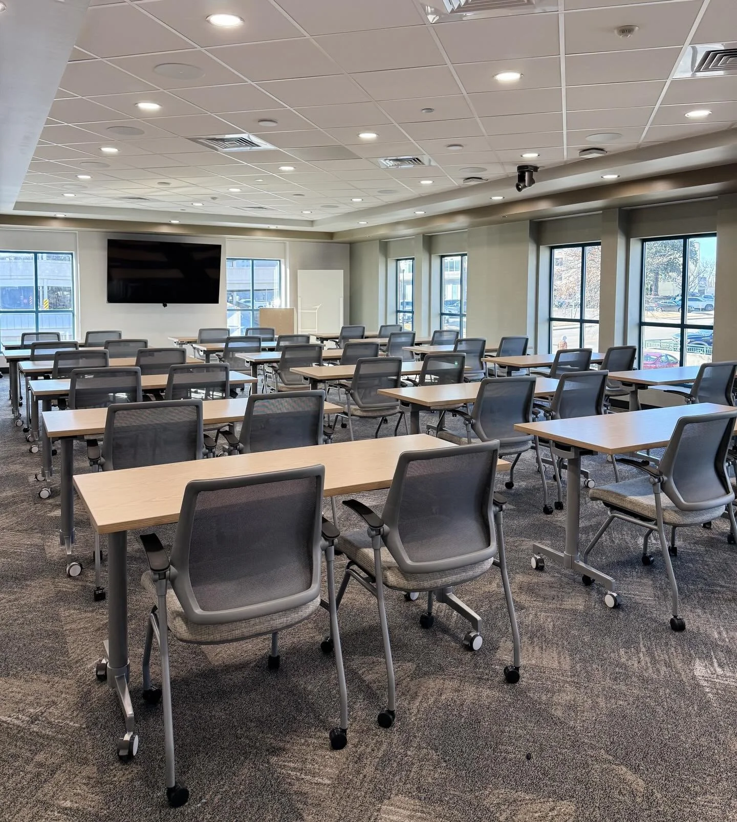 Sun-soaked training rooms deserve furniture that feels just as light ☀️
Natural finishes, clean lines, and flexible seating let this space breath - so ideas (and people) can move freely.

#TrainingRoomDesign #NaturalLight #ModernWorkplace #Commercial