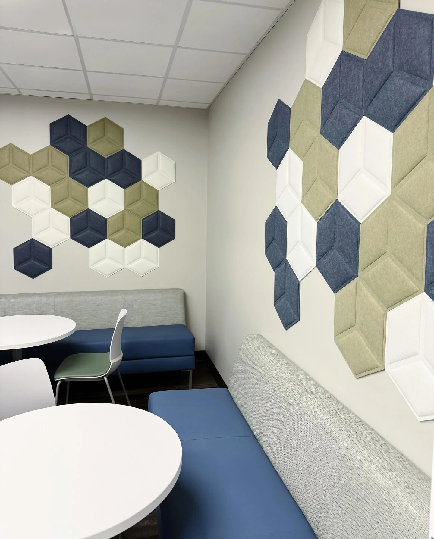 Proof that acoustics can be functional and beautiful! We layered in custom acoustical panels to soften sound while tying into the finishes from the original break room furniture package 👏🏼