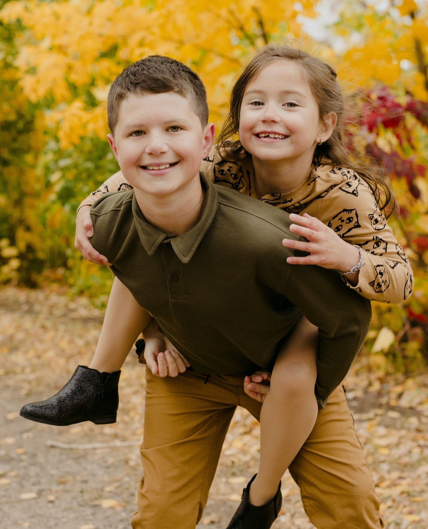 Carrying you through the holiday season with photocard-ready images!⁠
⁠
Photo by @queerfamilyportraits photographer @tksloane.⁠
⁠
#queerfamilyportraits #youbelonghere #familyportraits