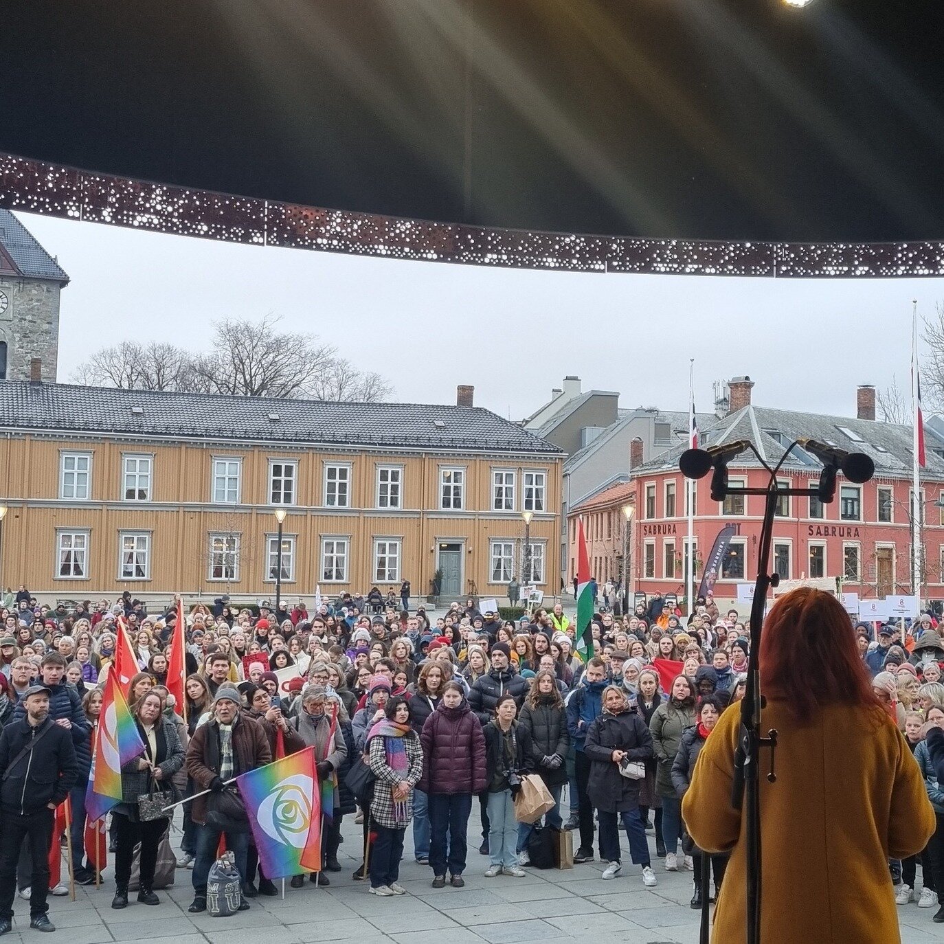 Tusen takk til alle som m&oslash;tte opp p&aring; Torget p&aring; fredag! 
Dere viser hvor viktig 8. mars er som kampdag 👊
Lyst til &aring; v&aelig;re med p&aring; mer feministiske arrangement? Sjekk ut Kvinnefronten Trondheim og @feministhuset 🤩