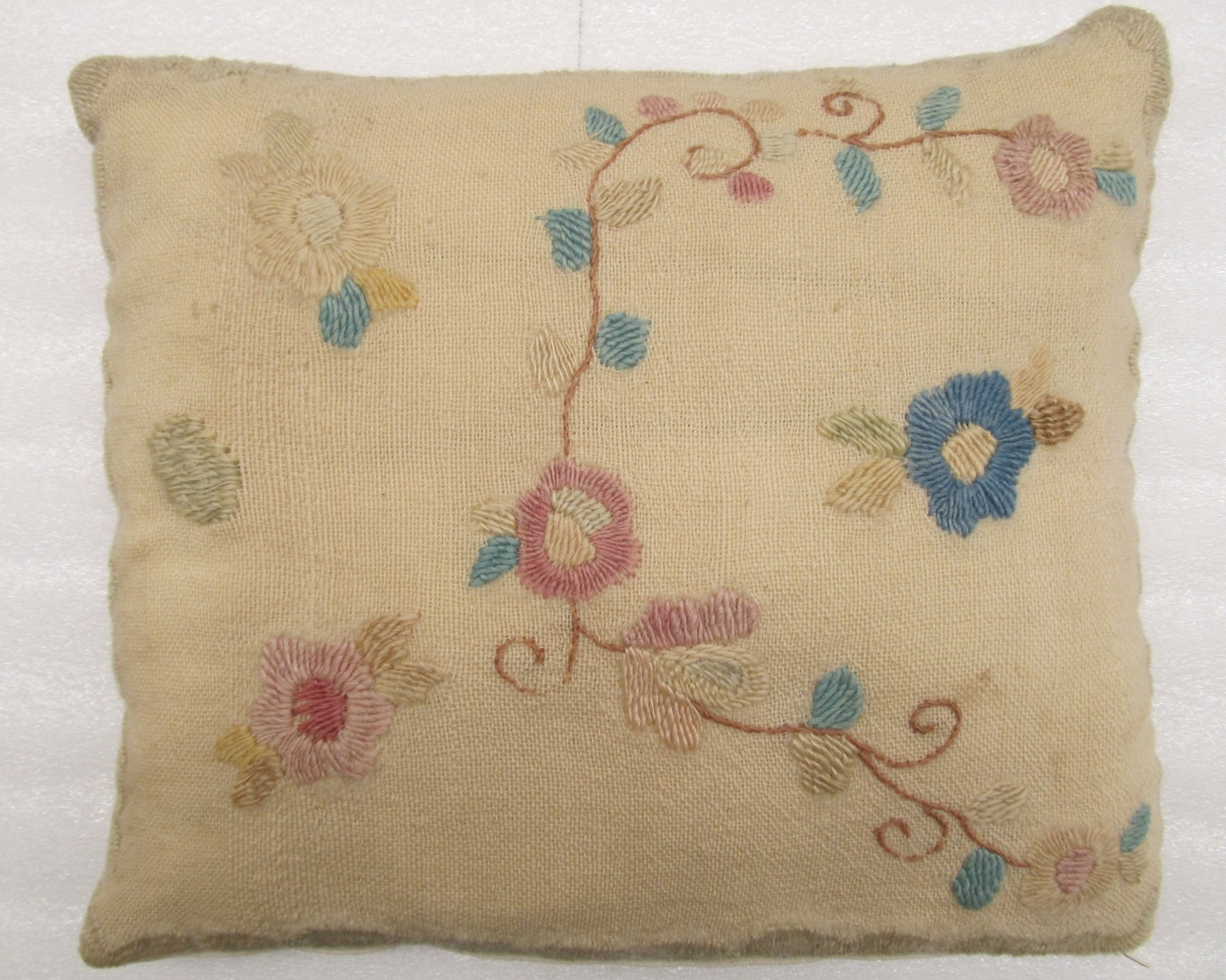 Colcha Embroidery – Historic Scene • A detailed Colcha piece from the museum’s collection, this work illustrates a historic floral design stitched in wool. The piece honors both the artistic skill and storytelling that define Colcha embroidery.