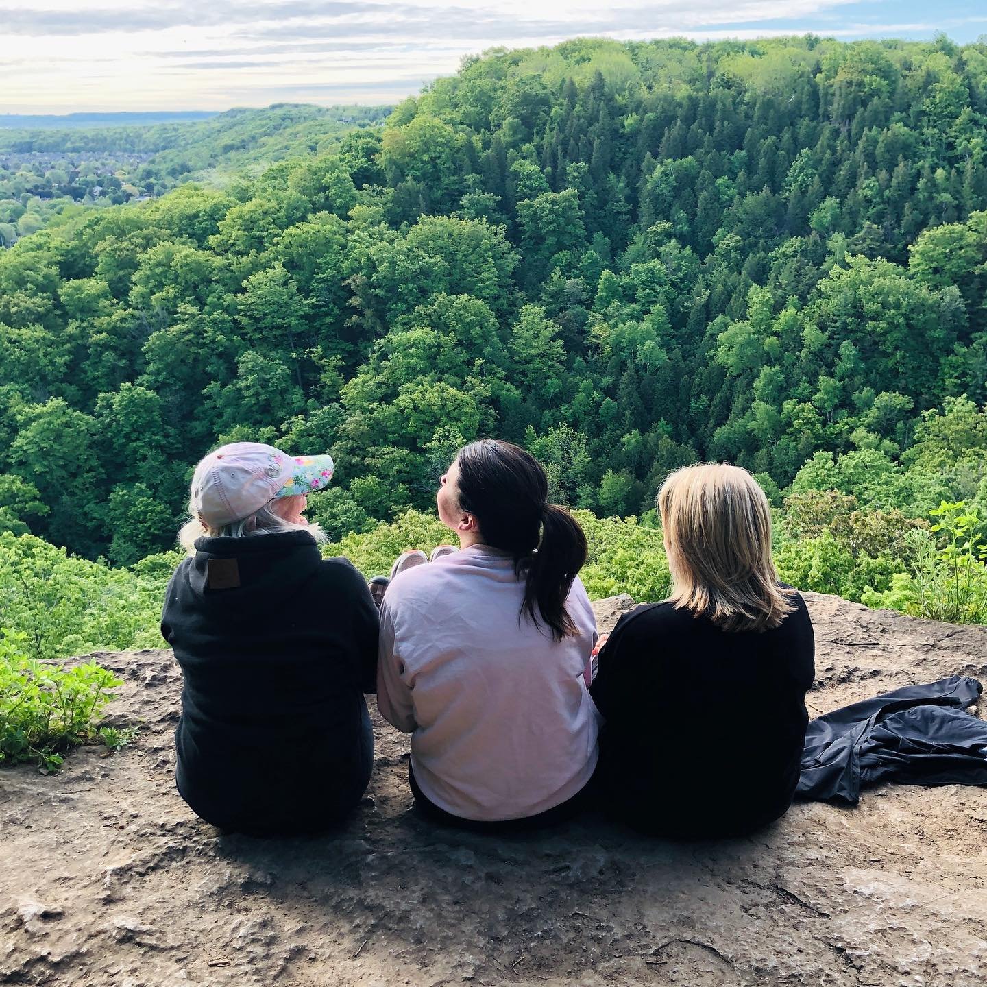 Can&rsquo;t help but feel the expansion with @marshavanw @kristinacoccoluto @yvonne.kearns ❤️ 💫 
.
.
.
#retreat #grimsby #growthmindset #expansion #womeninspiringwomen