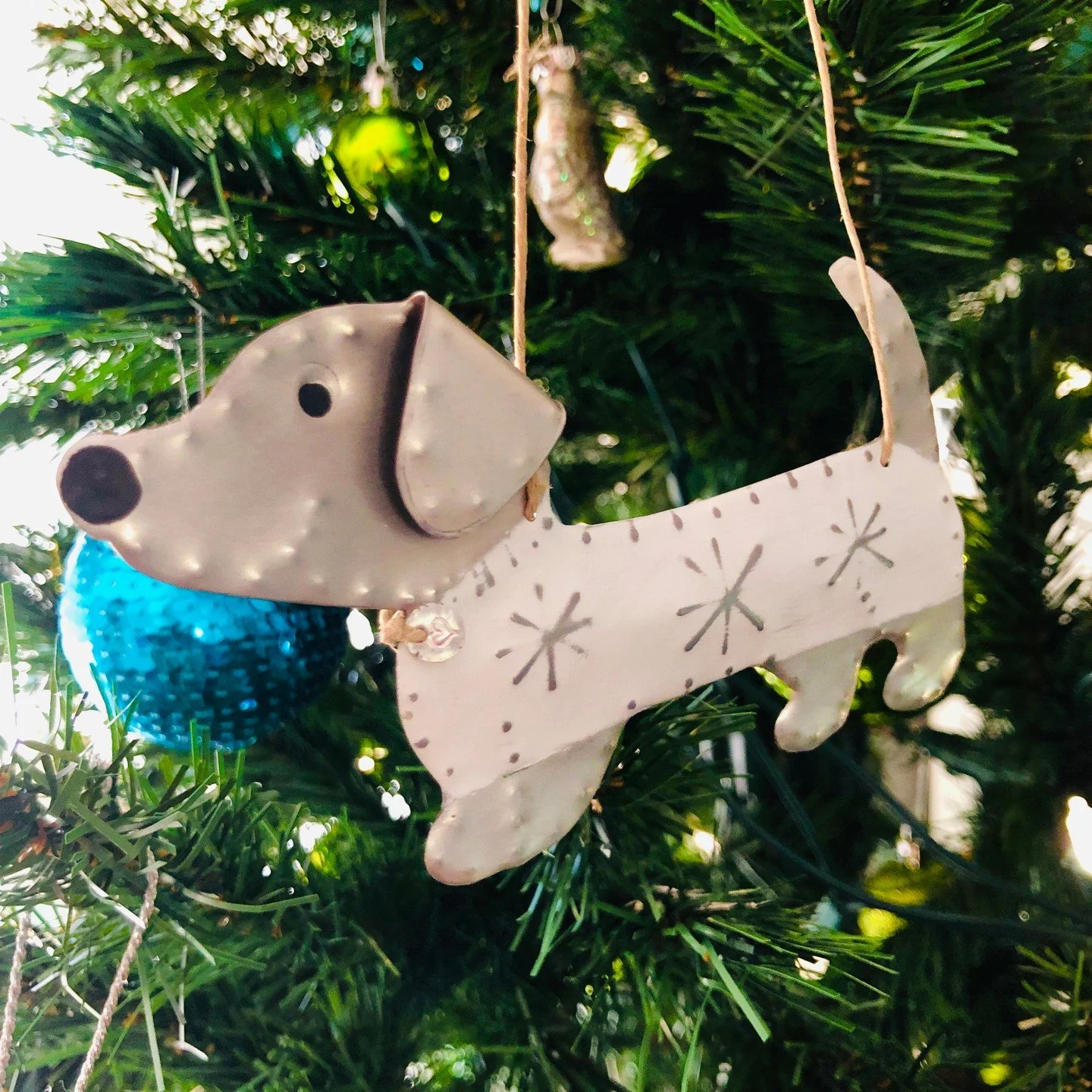 Keepin' it merry and bright with @wallflower_hg ❤️⁠
.⁠
.⁠
.⁠
#merrychristmas #holidays #dachshund #handmade #christmastree