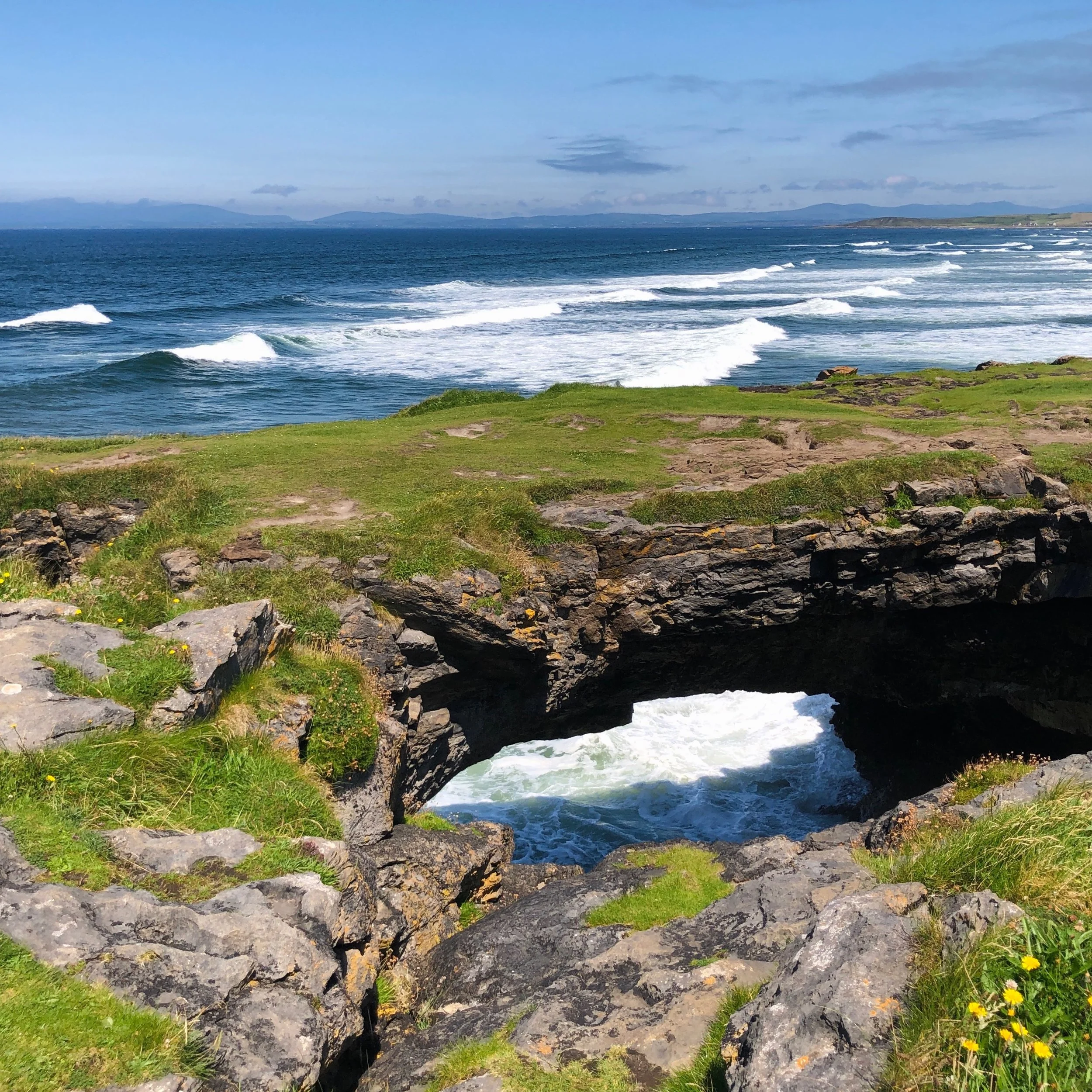 Fairy Bridge 🧚&zwj;♀️ Bundoran, Co. Sligo ☘️ After spending 7 wks in Ireland, it&rsquo;s the ocean I will miss the most&hellip; 🌊 
.
.
.
#sligo #bundoran #fairybridge #irelans #ocean