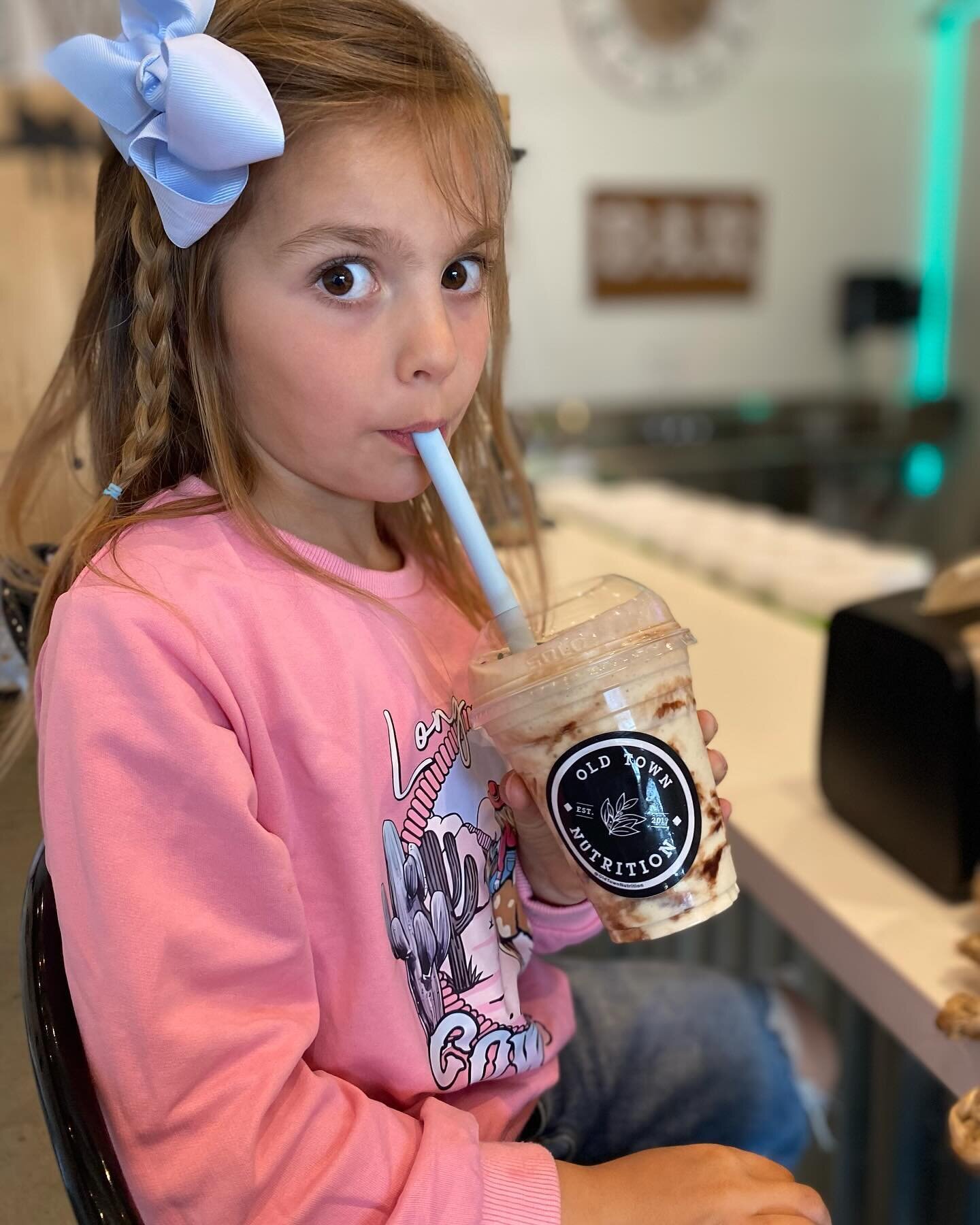 Come sip with us‼️
Healthy girls are our favorite 🤗
#browneyedgirl #browniebatter #shakeitbaby 
#oldtowntemecula #oldtownnutrition #healthylifestyle
#springbreak