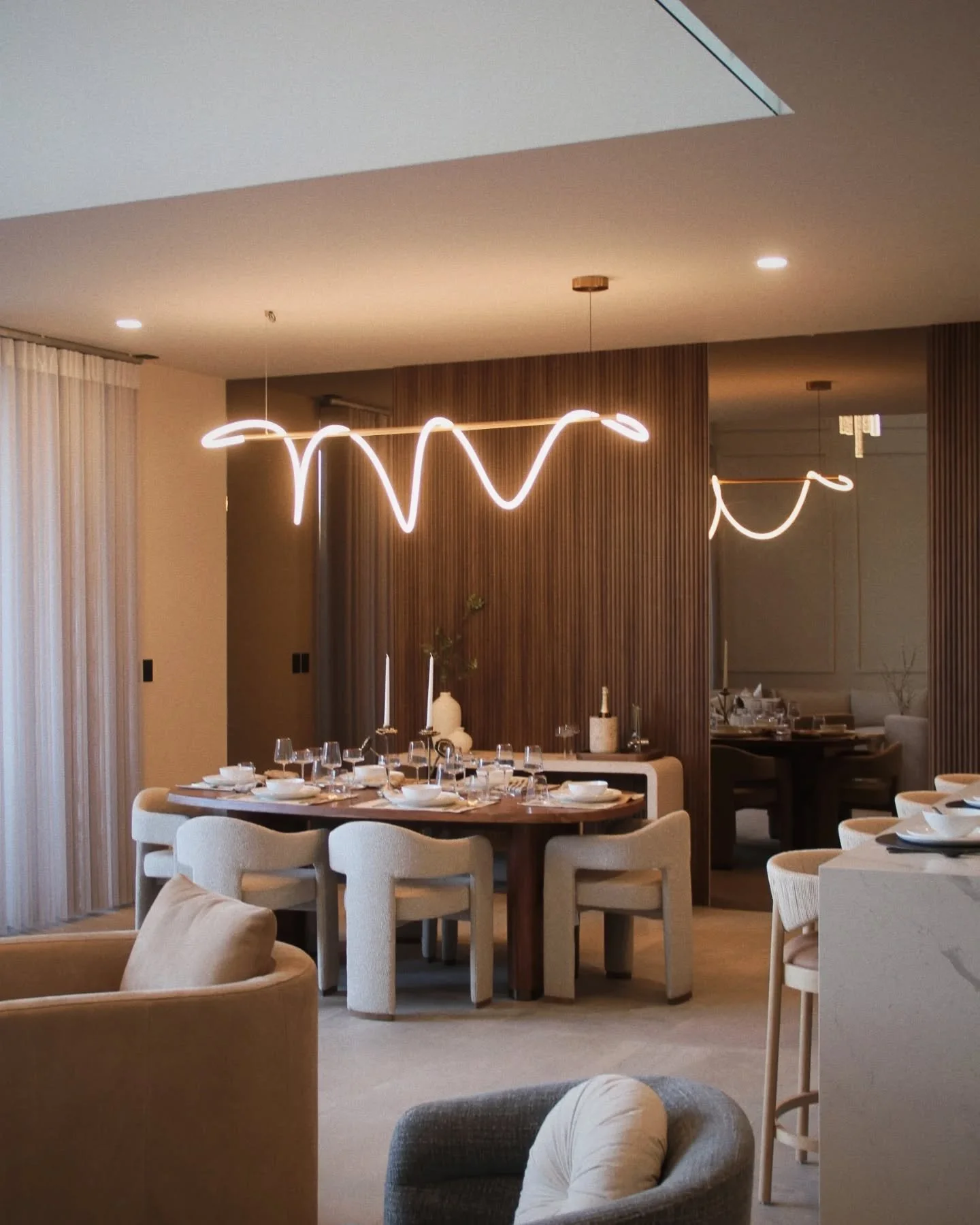 Nuestro proyecto arquitect&oacute;nico Toulouse revela su majestuosidad desde el primer instante en que se cruza el umbral. La luz, generosa y serena, se derrama a trav&eacute;s de cada ventana, envolviendo los espacios y despertando una sensaci&oacu