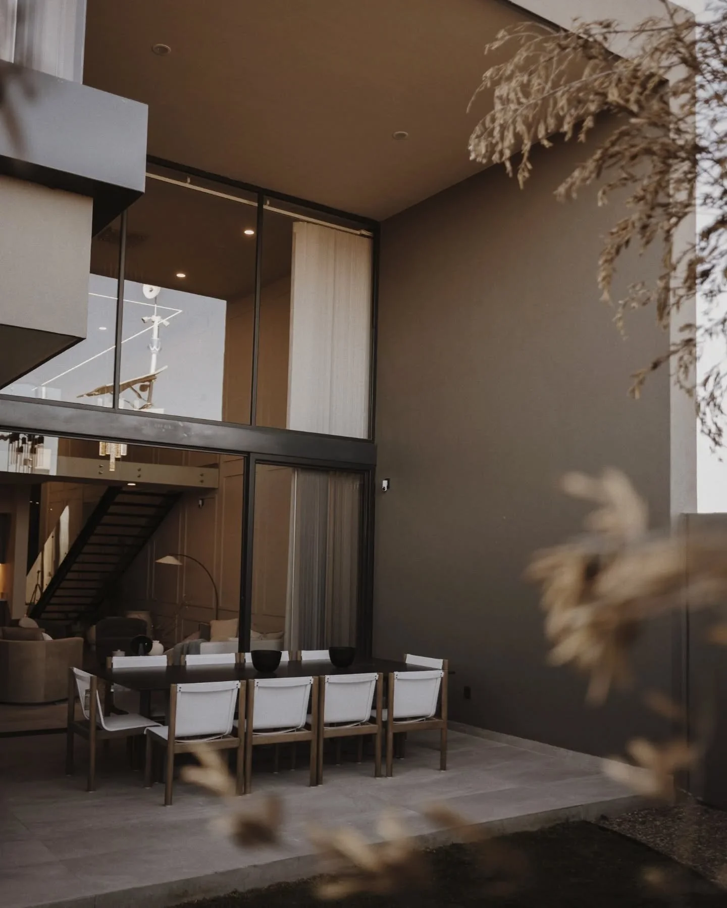 Nuestro proyecto arquitect&oacute;nico Toulouse revela su majestuosidad desde el primer instante en que se cruza el umbral. La luz, generosa y serena, se derrama a trav&eacute;s de cada ventana, envolviendo los espacios y despertando una sensaci&oacu