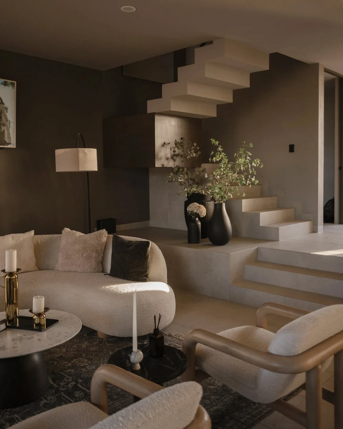 La luz entra distinto cuando una casa aprende a convivir con la naturaleza.

En Residencia Le Mans, un jard&iacute;n interior da la bienvenida desde el primer instante, transformando el acceso en una experiencia serena y profundamente viva.

La cocin
