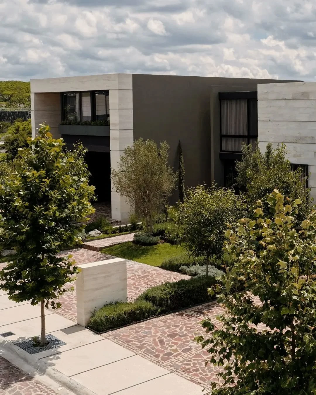 Creemos que una residencia es mucho m&aacute;s que un lugar para vivir. Es el comienzo de nuevas historias, nuevas emociones y nuevas formas de habitar el espacio 🎞✨️

Muy pronto, nuestras residencias de entrega inmediata abrir&aacute;n sus puertas 