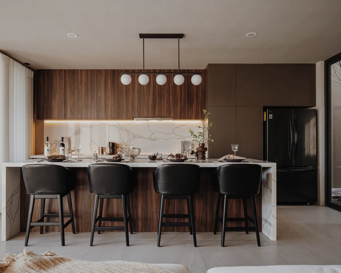Estrasburgo es una residencia concebida para vivir la amplitud, la luz y el bienestar en cada espacio.

432 m&sup2; de terreno | 472 m&sup2; de construcci&oacute;n + rooftop opcional.

Este proyecto re&uacute;ne dise&ntilde;o, funcionalidad y una arq